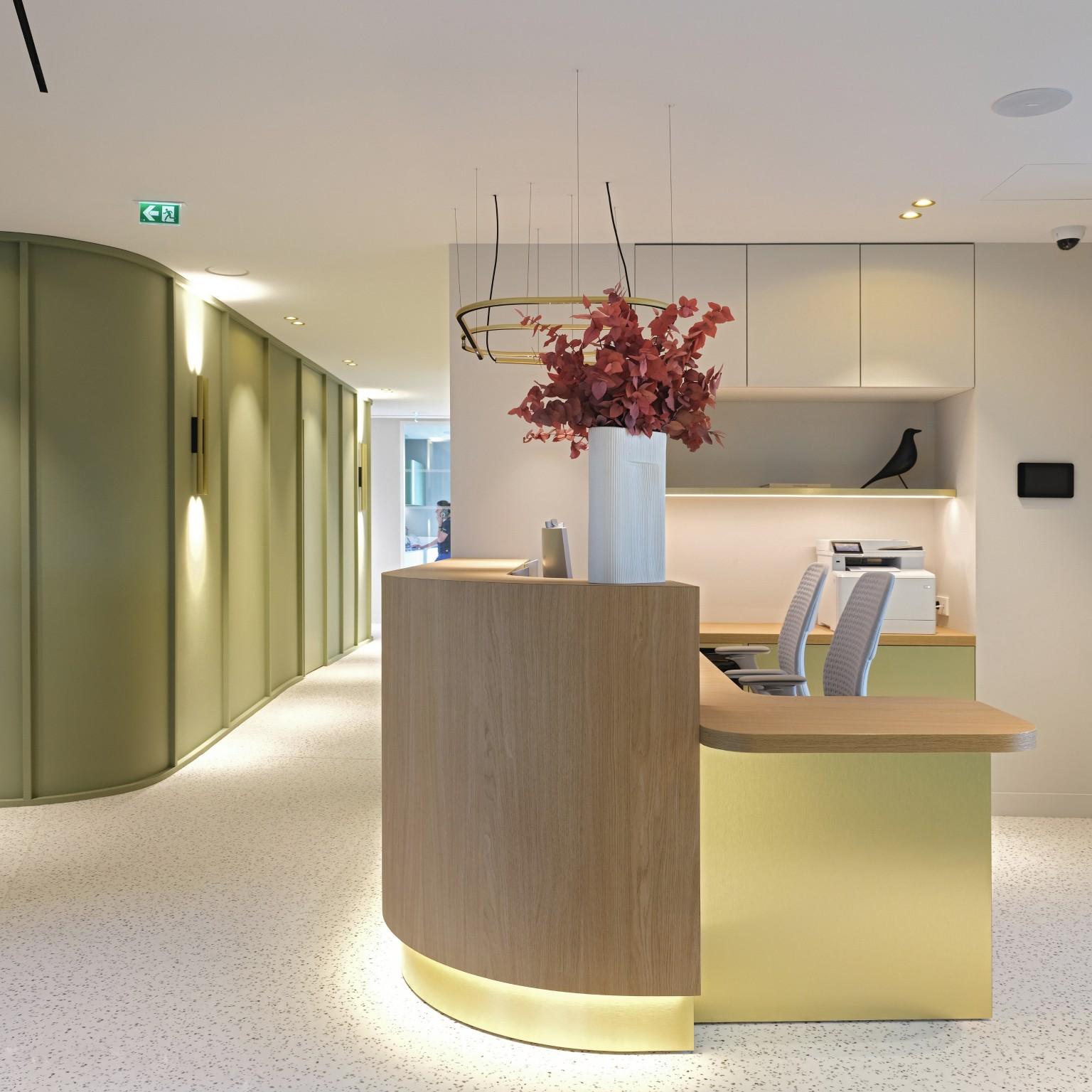 Vue intérieure du cabinet dentaire moderne, design épuré favorisant bien-être et qualité des soins