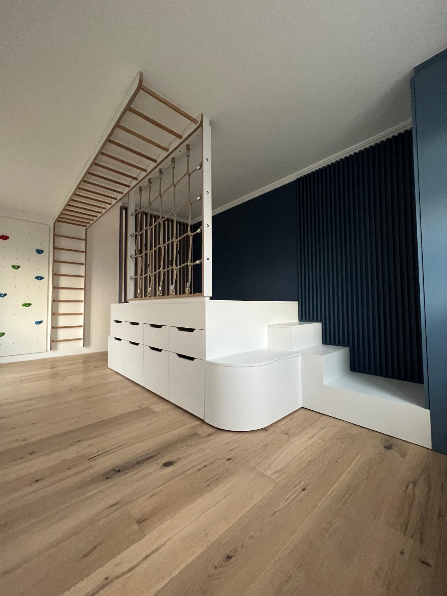 La cama hecho en W1001 ST9 combina con la pared de escalada.