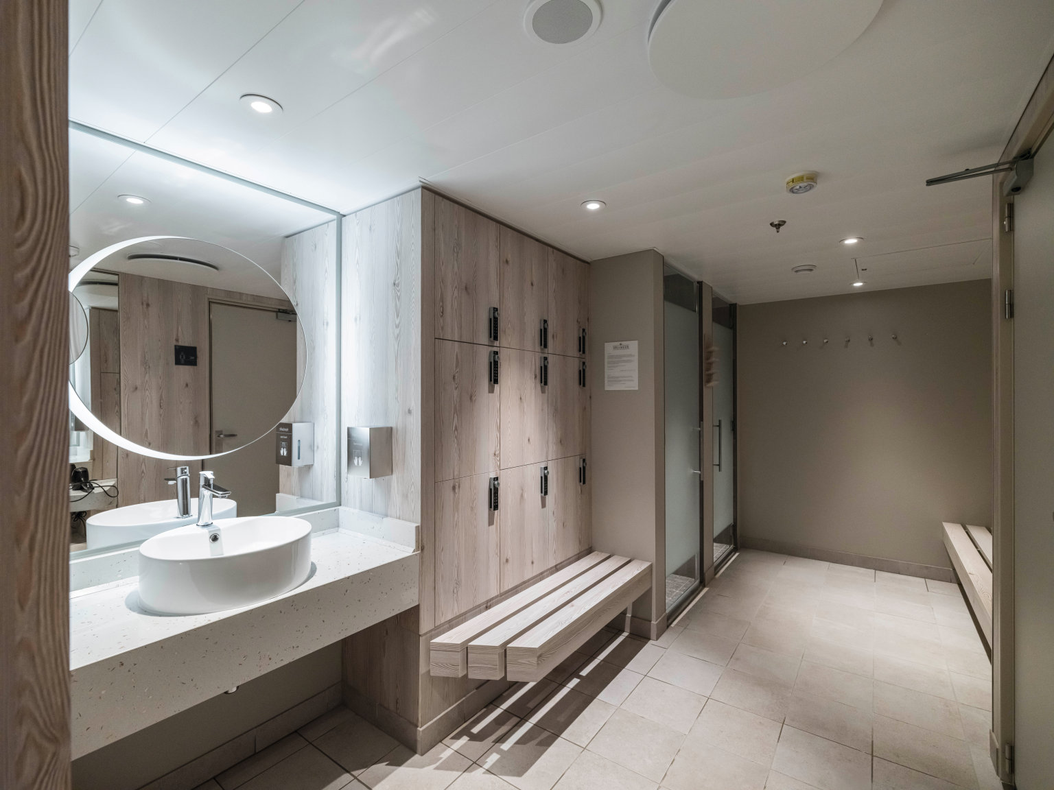 Спа съблекалня с шкафчета. 