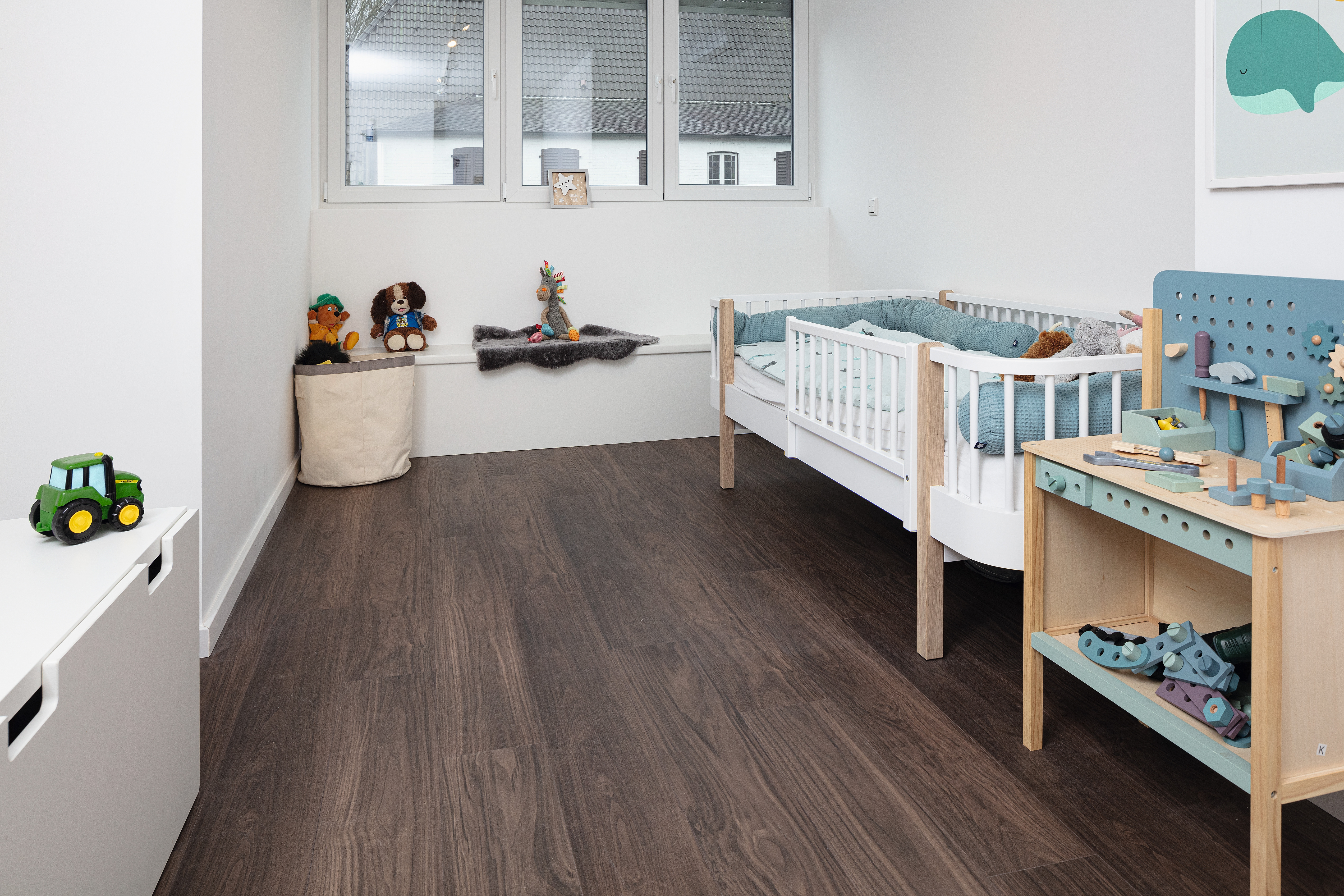 Der EGGER Comfort-Boden ist der perfekte Fussboden zum Spielen für Kinder. Die beiden elastischen Korklagen vermitteln ein sanftes, weiches Gefühl und laden zum Barfussgehen ein. 