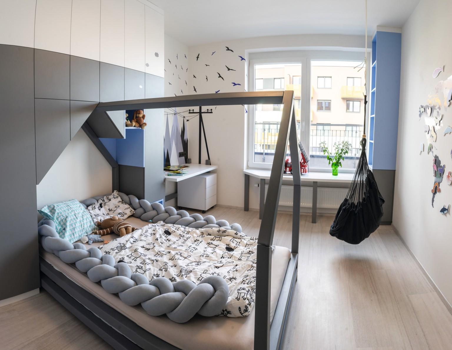 Das Kinderzimmer wurde in hellen Unifarben mit einem Einbaubett und praktischen Aufbewahrungsschränken, die bis zur Decke reichen, umgesetzt.