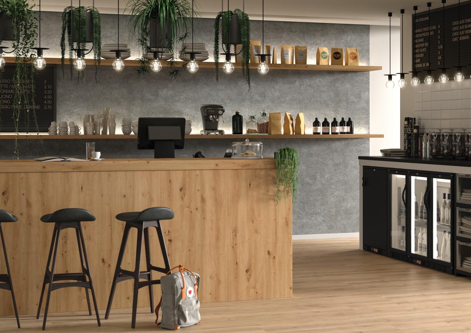 De DecoWall in het decor DO003 Rovigo Beton creëert een visueel hoogtepunt als dragende plankenwand in een koffiehuis. 