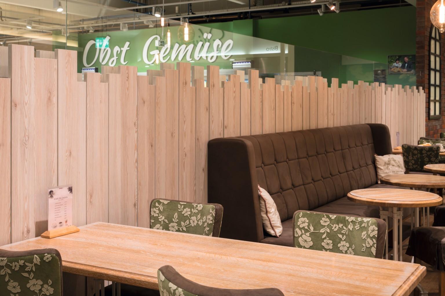 The inviting seating area of De Heidbäcker with the fence made of H3403 ST38 White Mountain Larch.