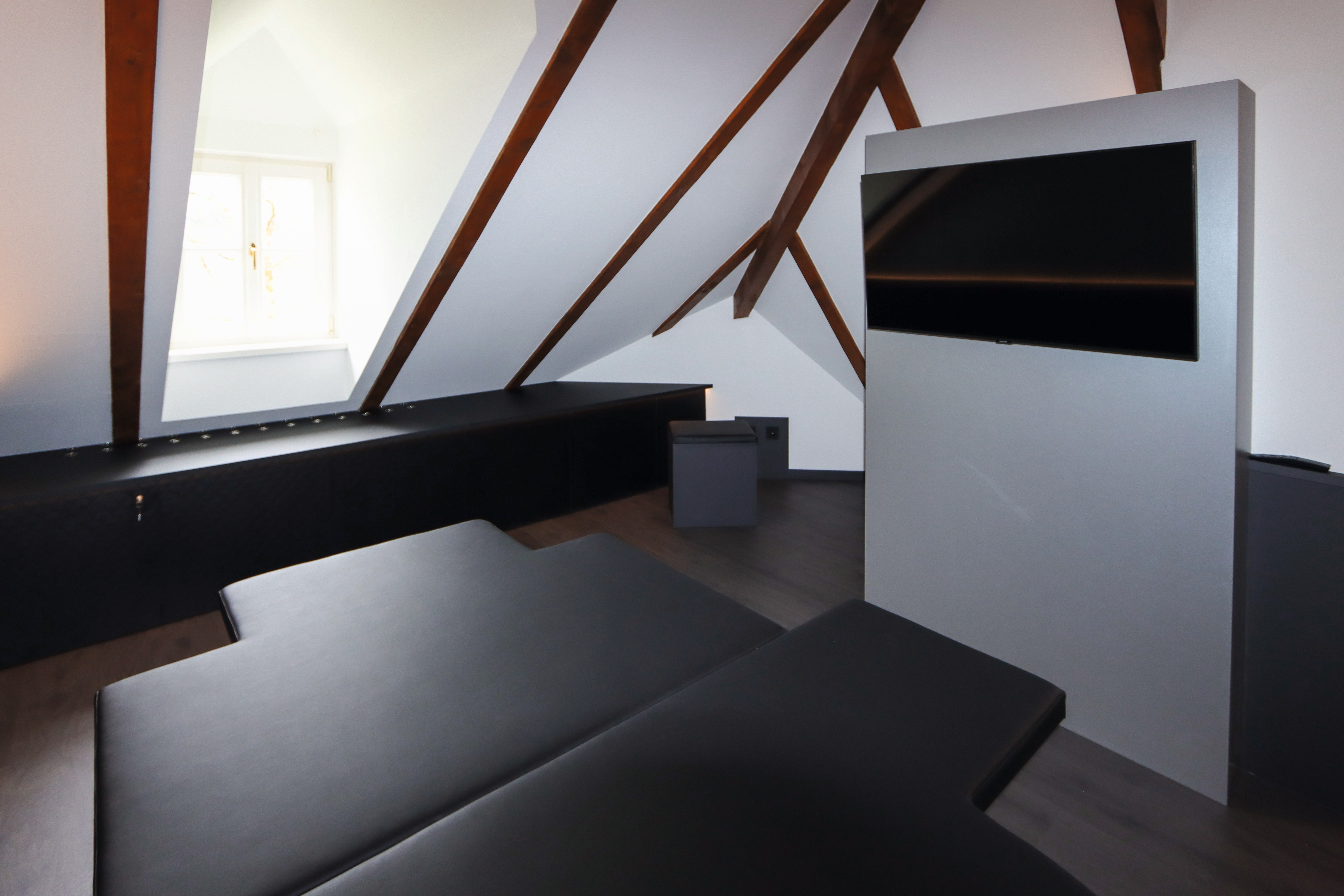 Das gesamte Büro wurde mit dem Egger Design-Boden GreenTec im Dekor EPD042 Almington Eiche dunkel ausgestattet.