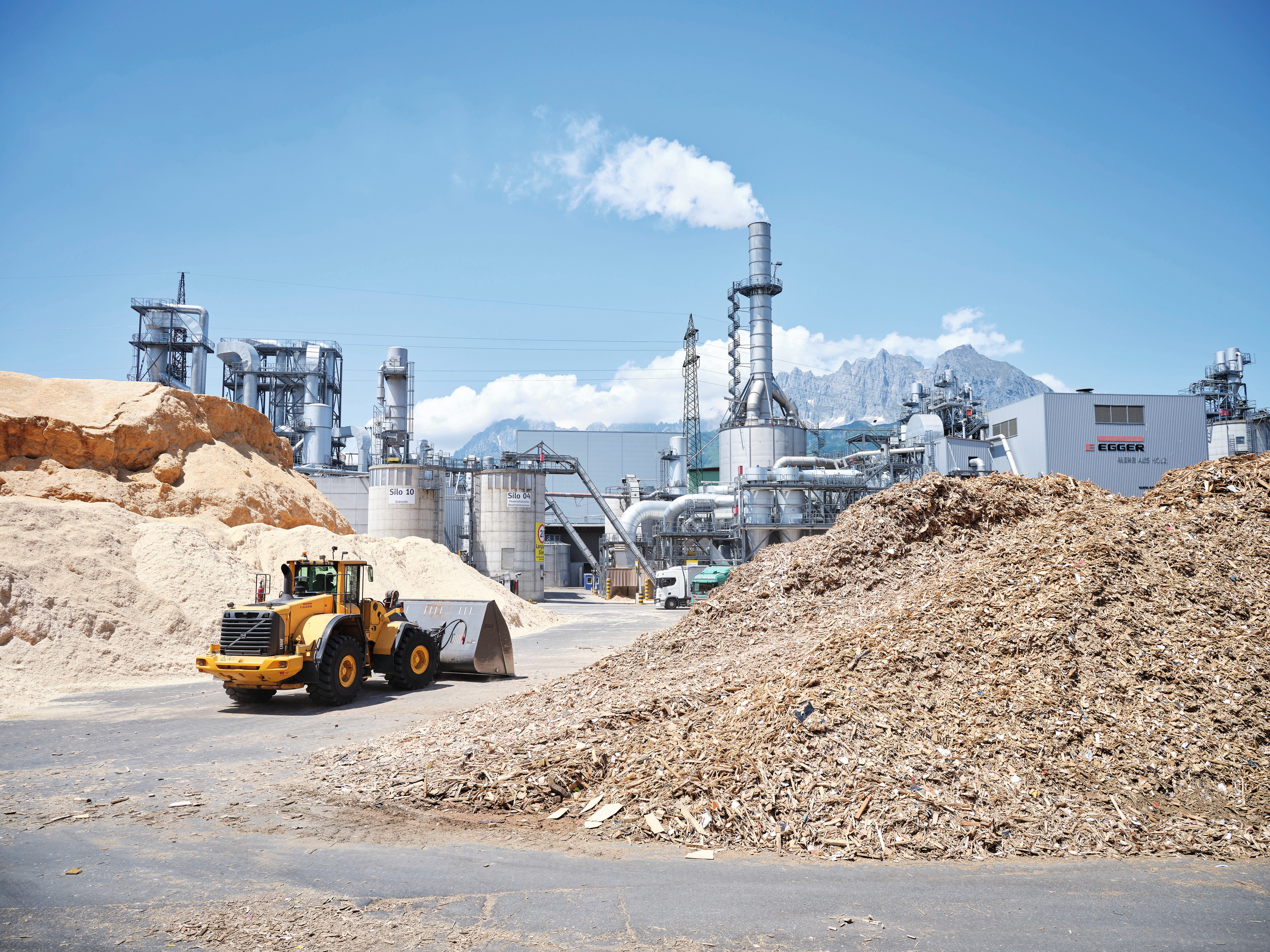 Log yard with recycled wood and wood shavings in front of the EGGER plant in St. Johann in Tirol (AT)