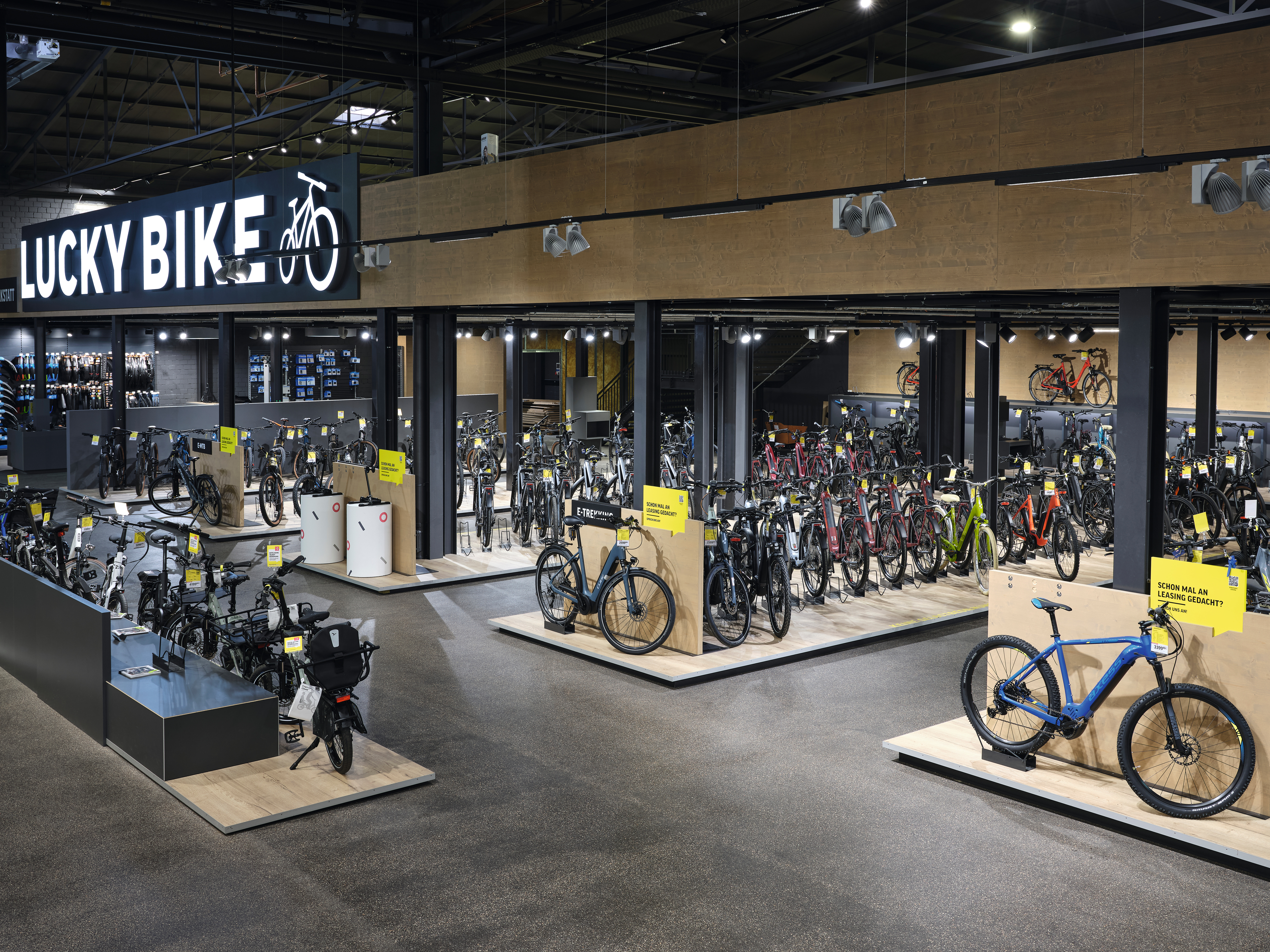El suelo Design GreenTec Roble Monfort natural sirve de pedestal para las bicicletas en la tienda de bicicletas