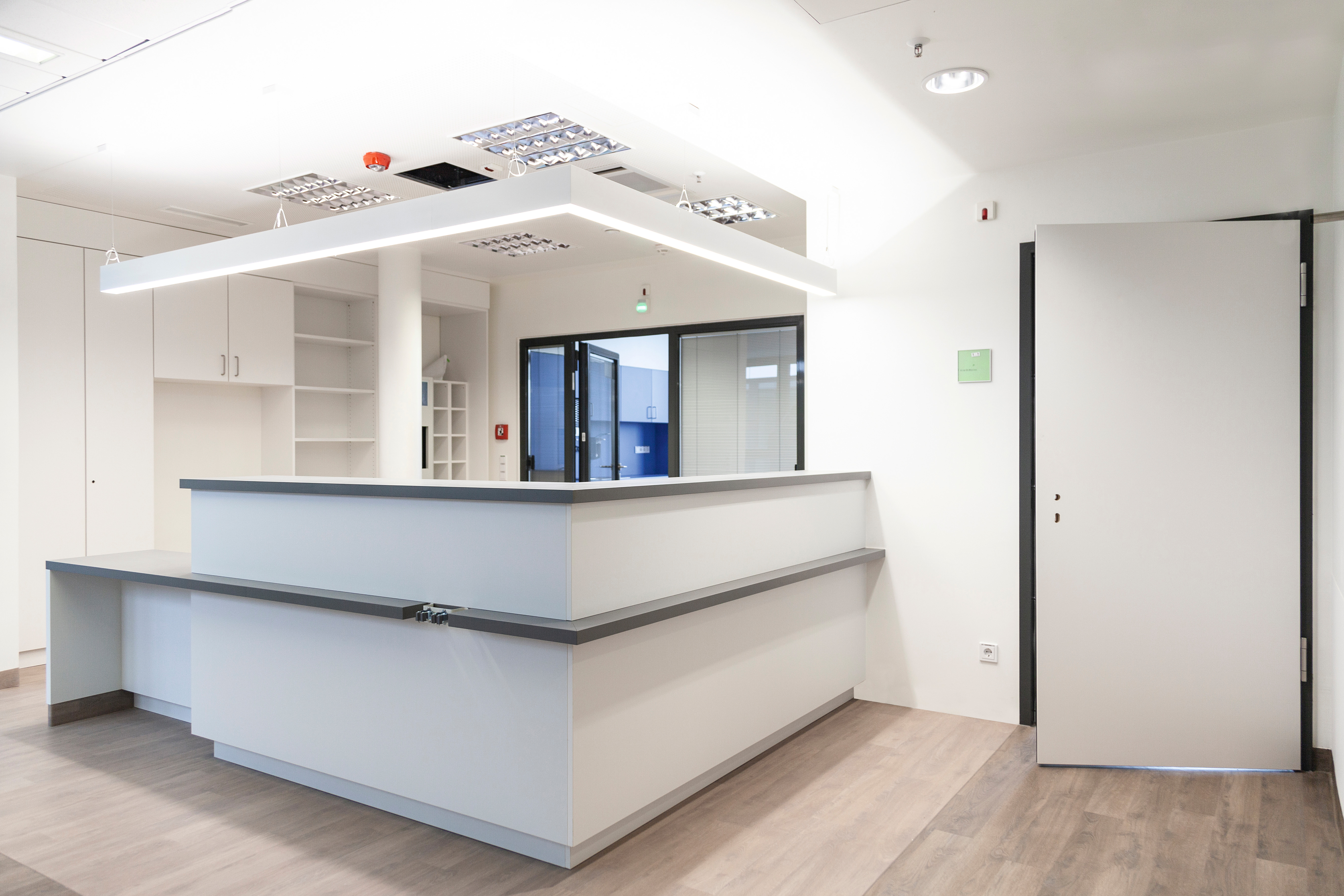 Le comptoir d'accueil est équipé de nouvelles armoires constituées d'éléments de meuble dotés de la technologie Clic. © Reinhard Pichler, Tischlerei Scheschy GmbH