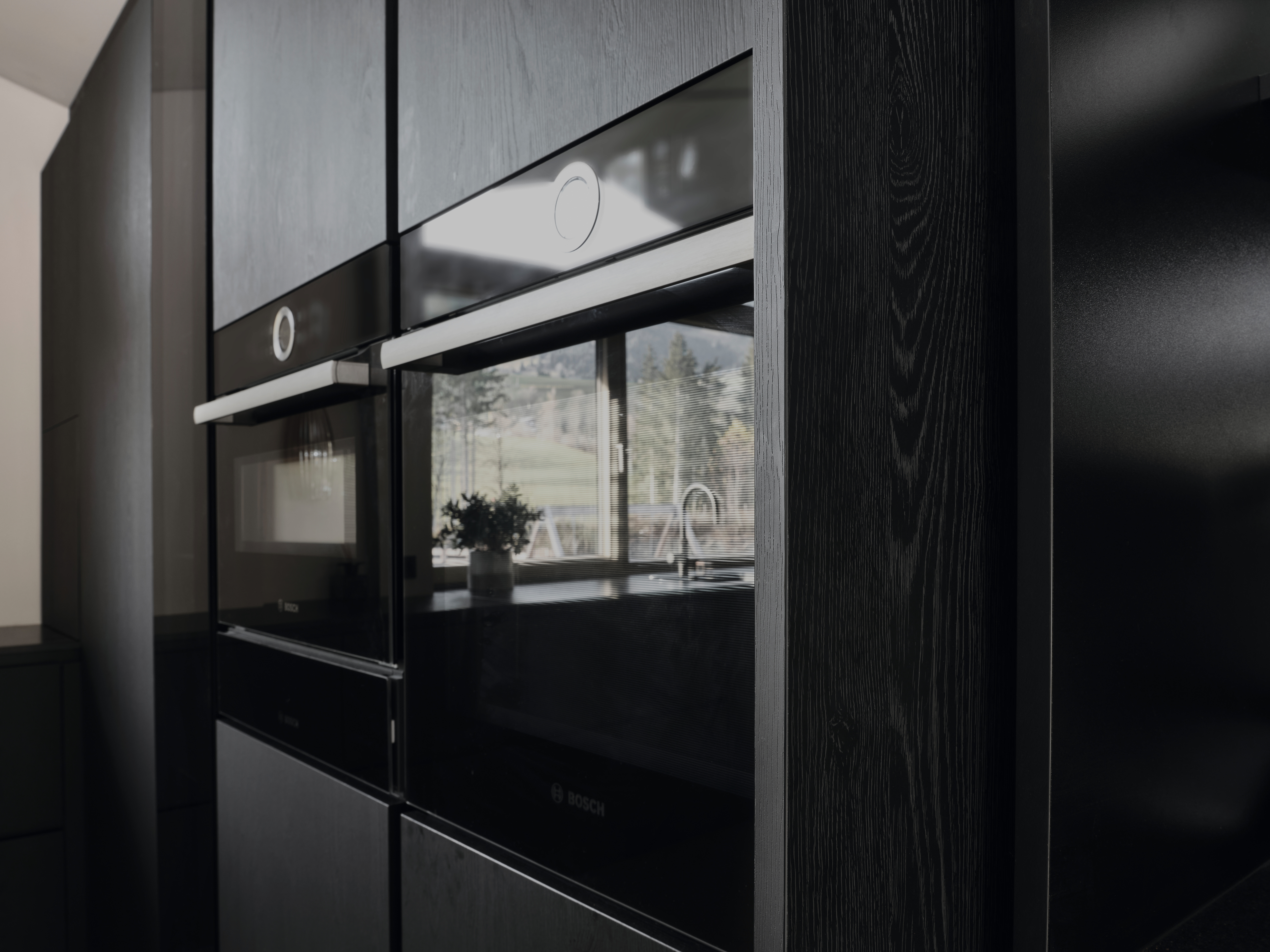Natural light sources show off the matt-textured U999 TM28 Black surface particularly well.