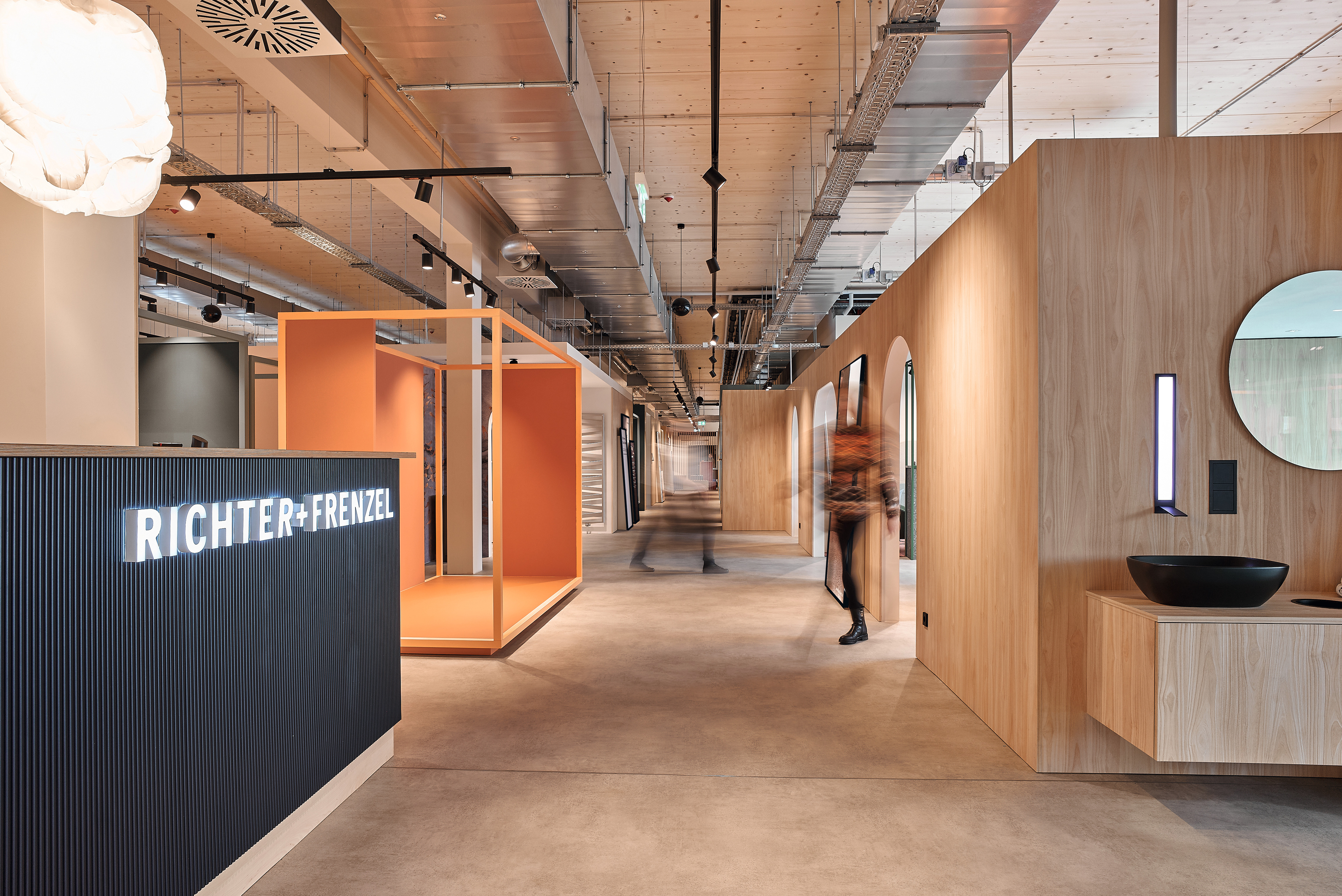 The entrance area of the Richter & Frenzel showroom invites visitors to immerse themselves in the world of bathroom design.