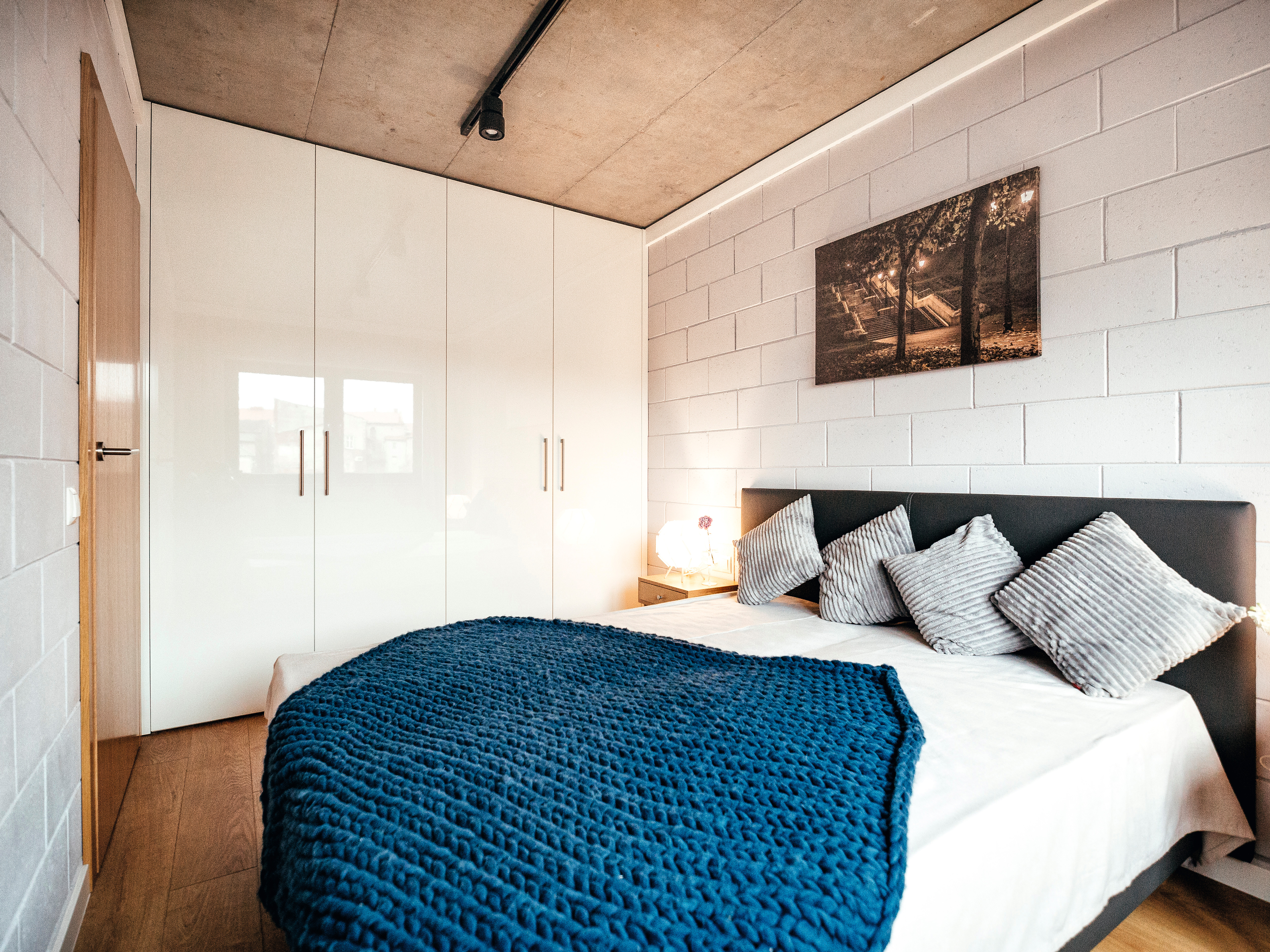 Спалнята изглежда елегантна и същевременно уютна благодарение на PerfectSense Gloss.