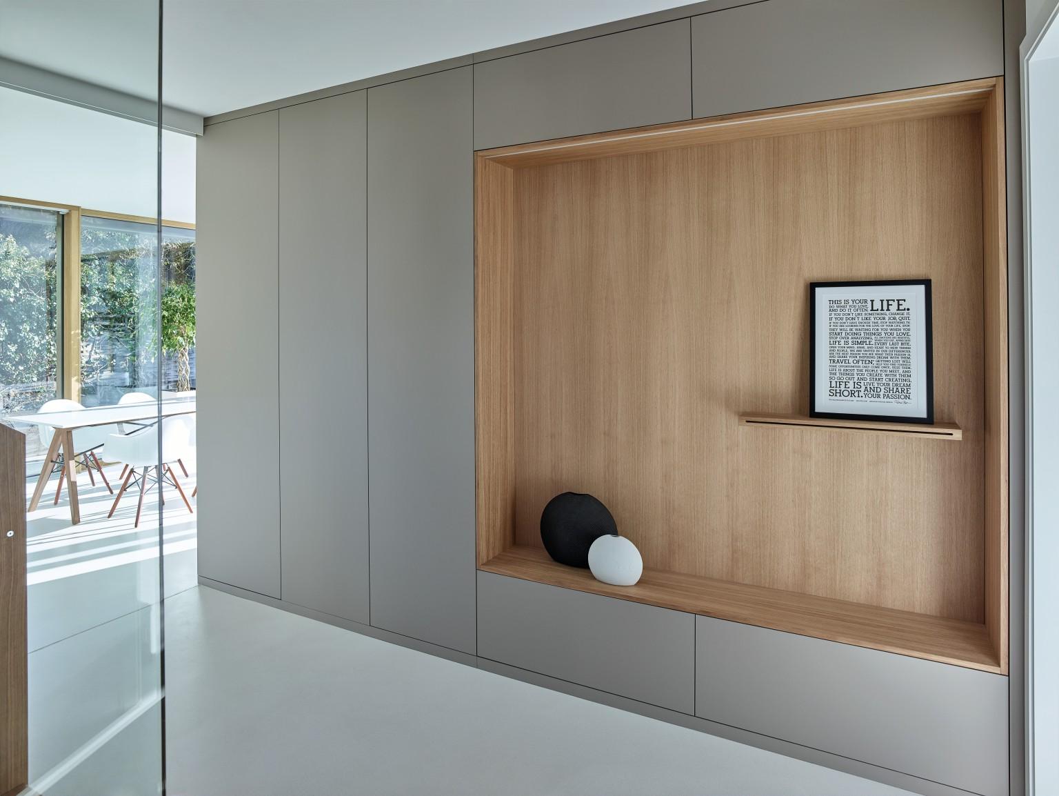 The wardrobe in the entrance area made of MDF boards in the U727 decor.
