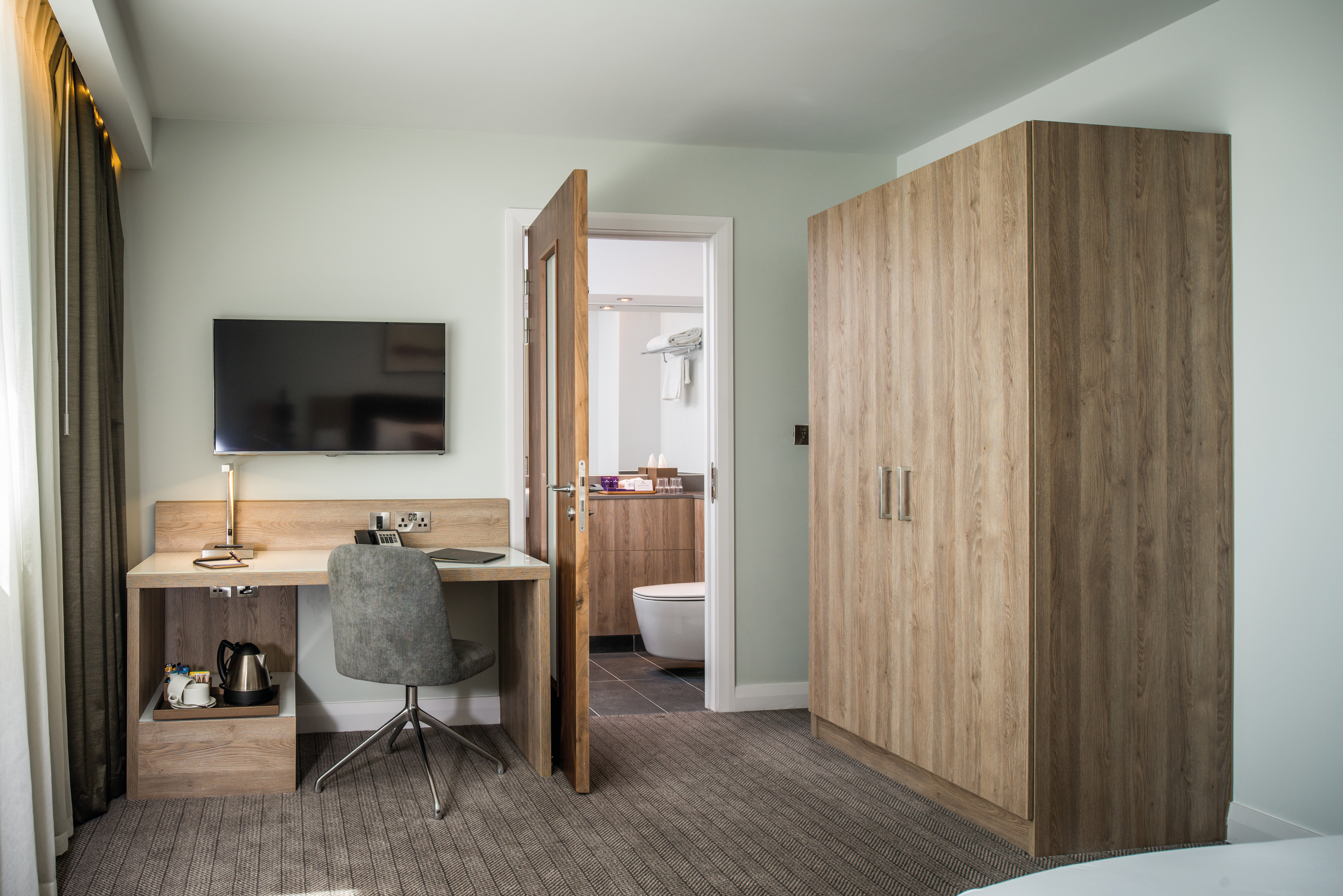 Il decoro H3326 ST28 Rovere Gladstone greige è stato utilizzato in tutte le stanze dell’hotel, compreso il bagno.