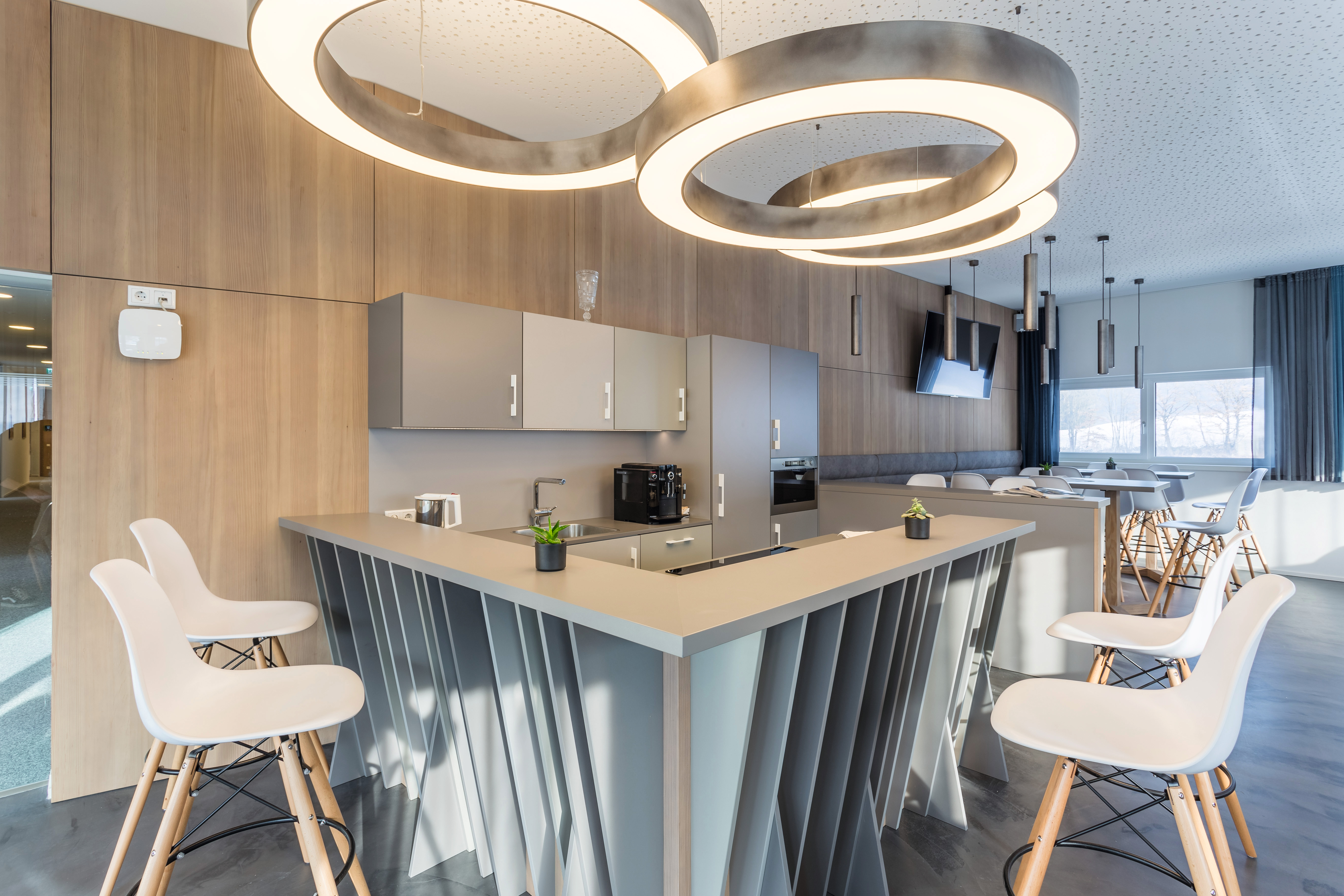 Counters and cabinets in the cafeteria made of PerfectSense Matt in light and dust grey.