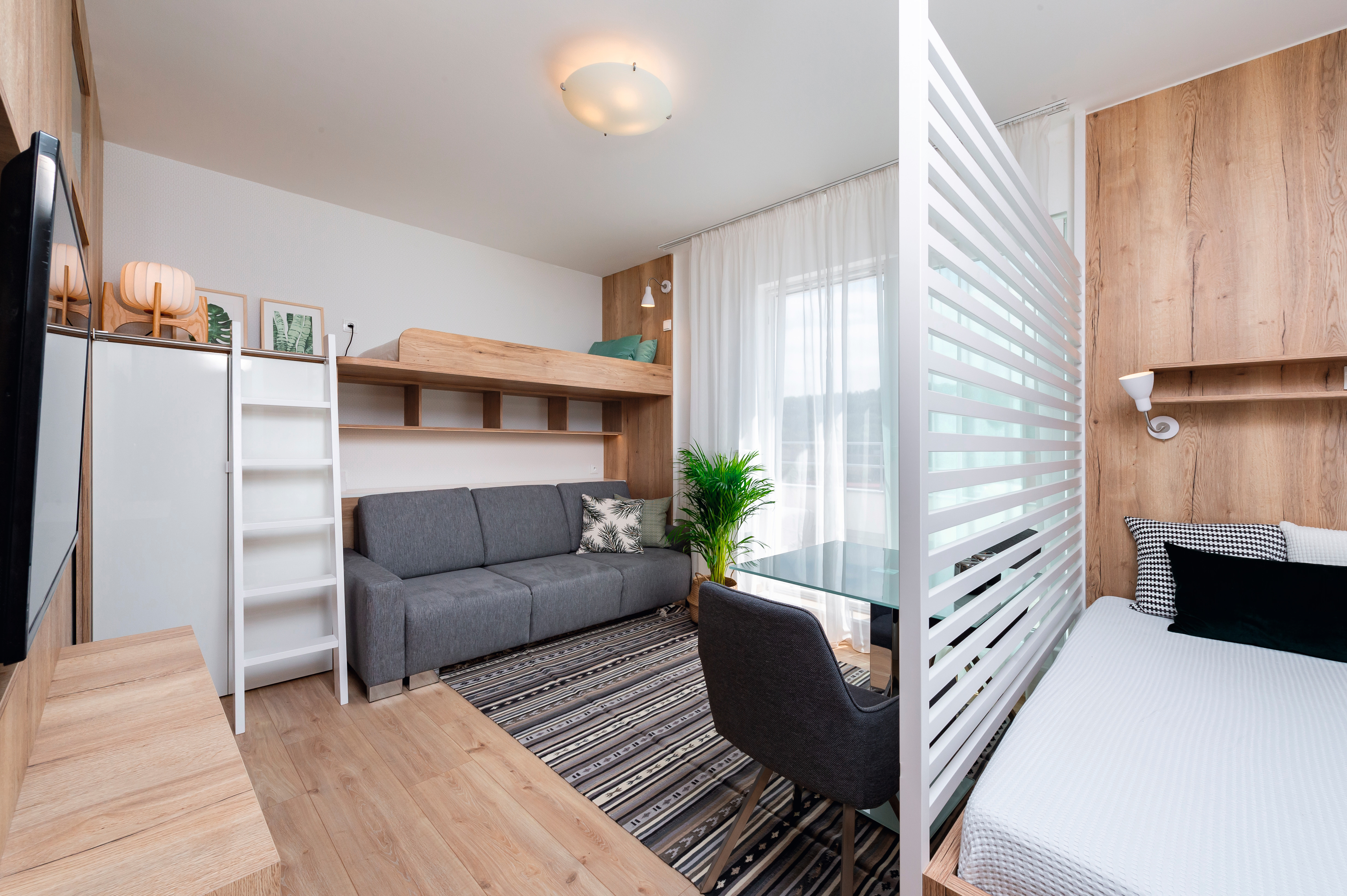 Planul realizat la comandă al apartamentului, cu spații de depozitare suficiente și decoruri EGGER.