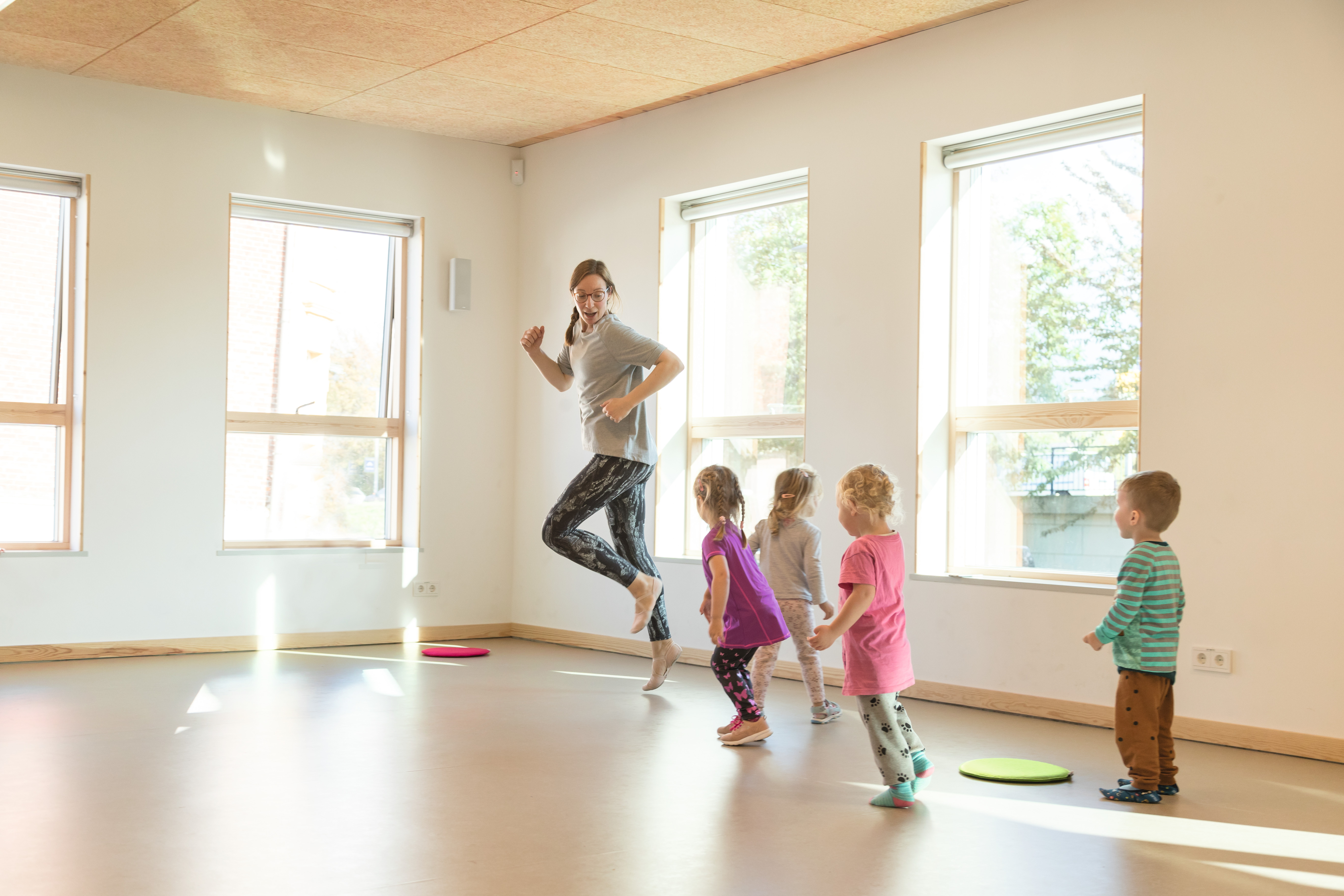 The bright atmosphere provides the children with a sense of well-being.