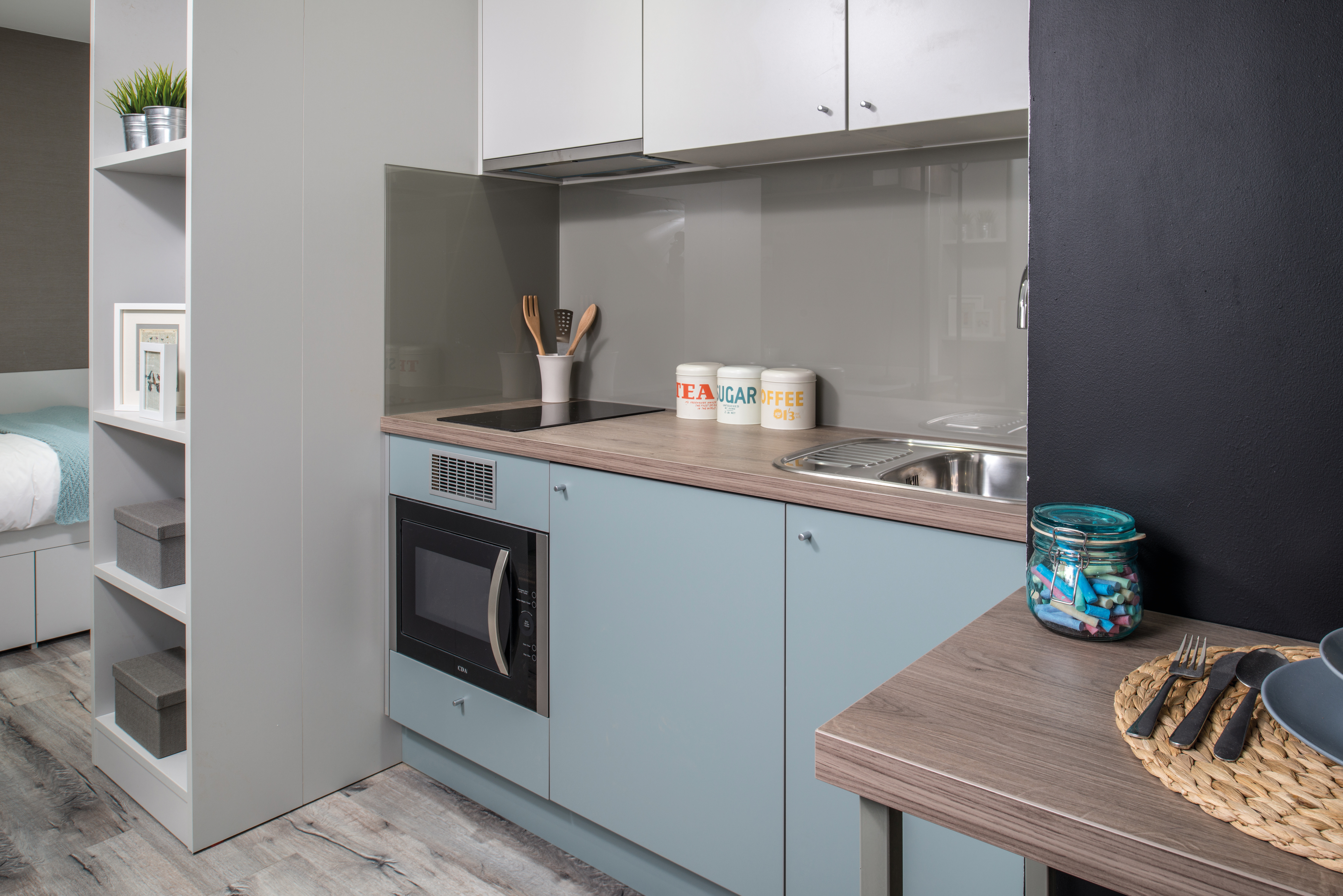 In the kitchen area U636 ST9 Fjord Green, H1399 ST10 Truffle Brown Denver Oak and U708 ST9 Light Grey are used.
