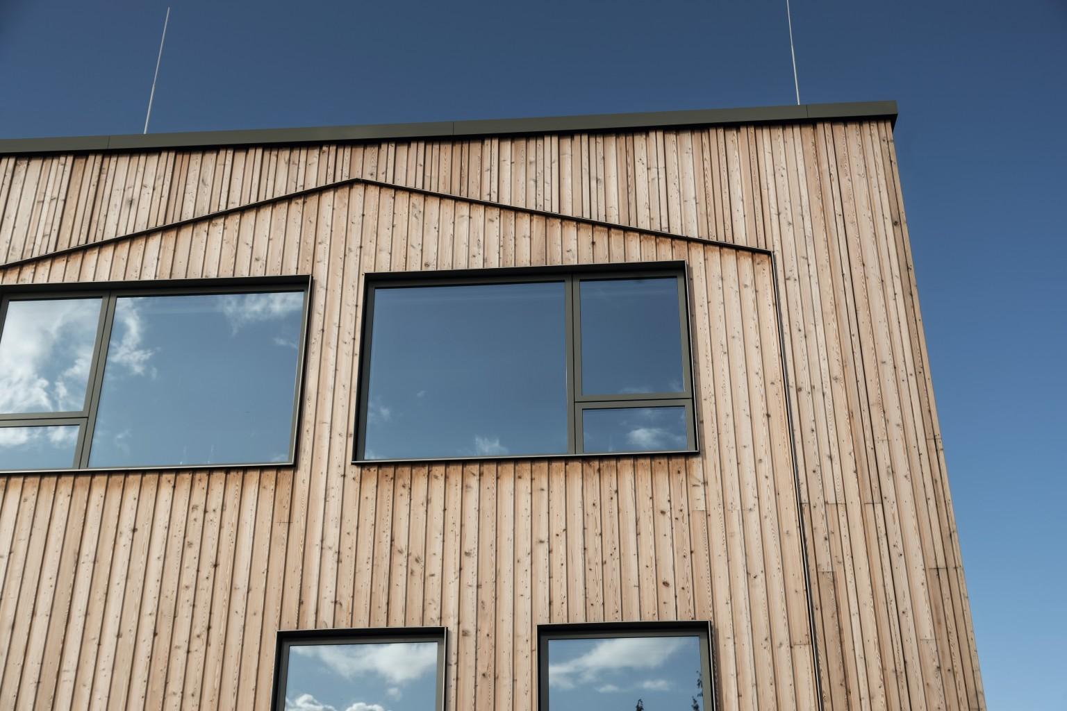 The design of the interiors with wood creates a bright and friendly atmosphere.