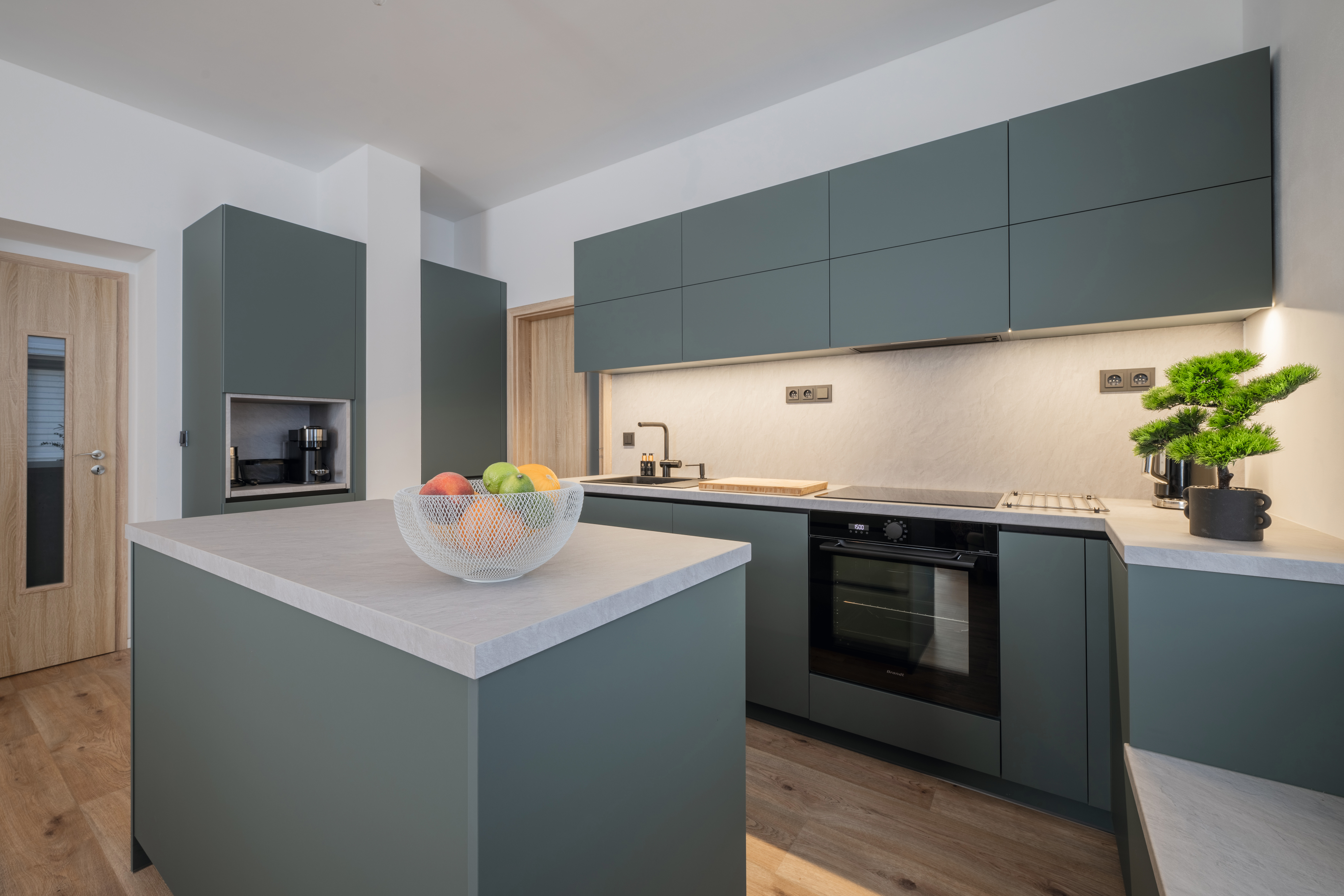 Green kitchen design: unusual but absolutely on trend.