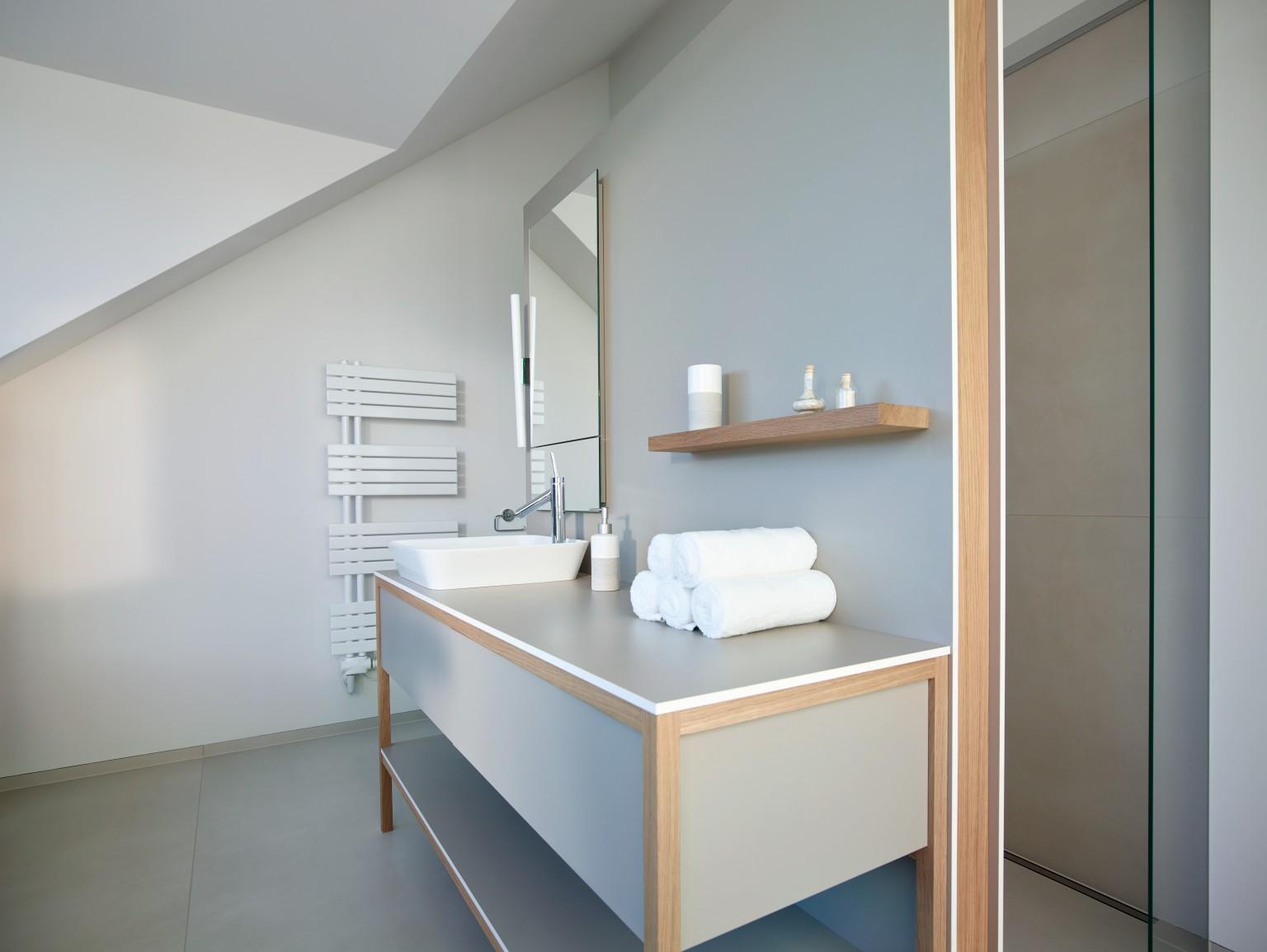 The white core of the compact laminate works in harmony with the decor and wood.