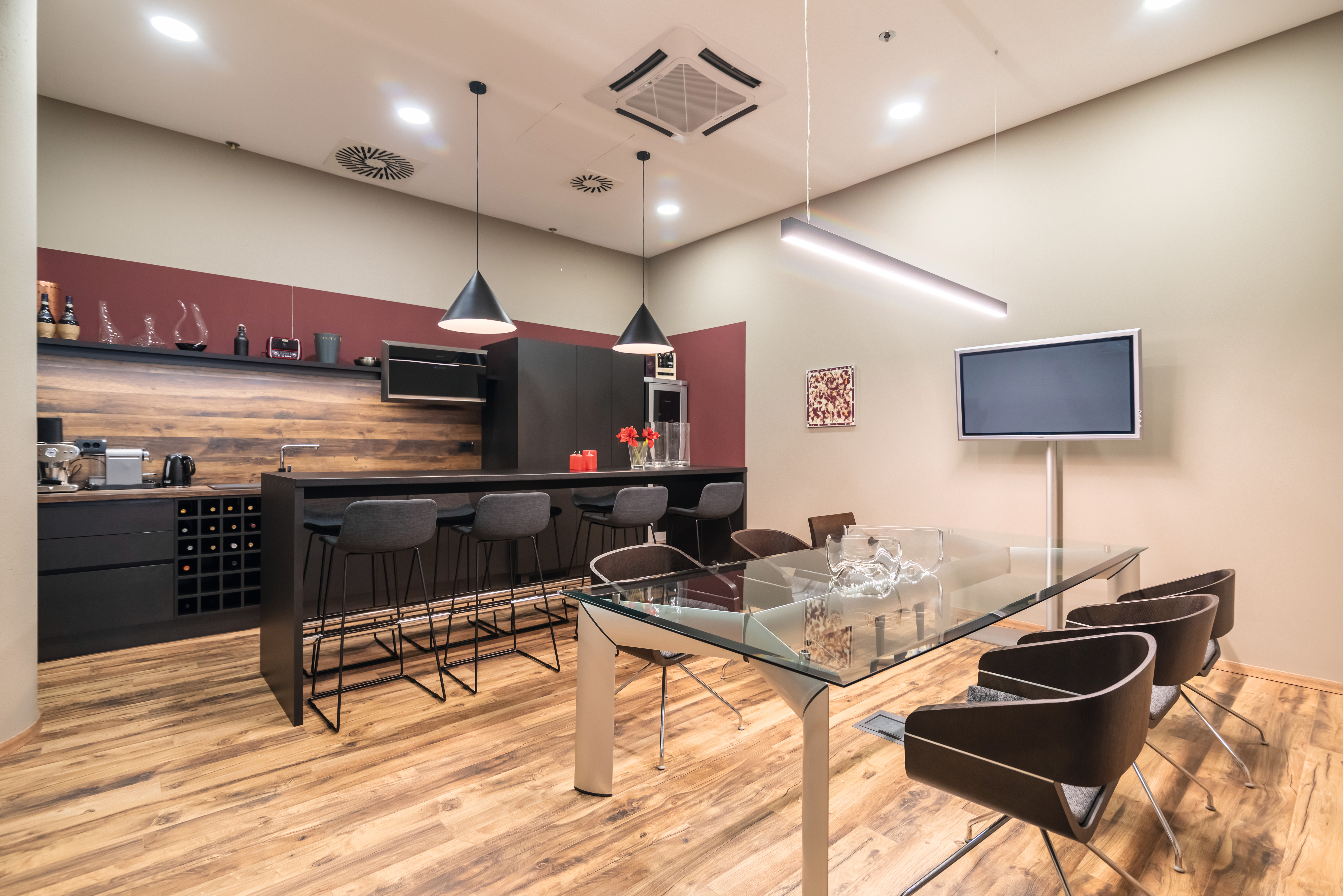 Cohesiveness adds value to design: the Interior Match concept décor Hunton Oak in dark and light appears on worktop, splashback panel and laminate flooring.