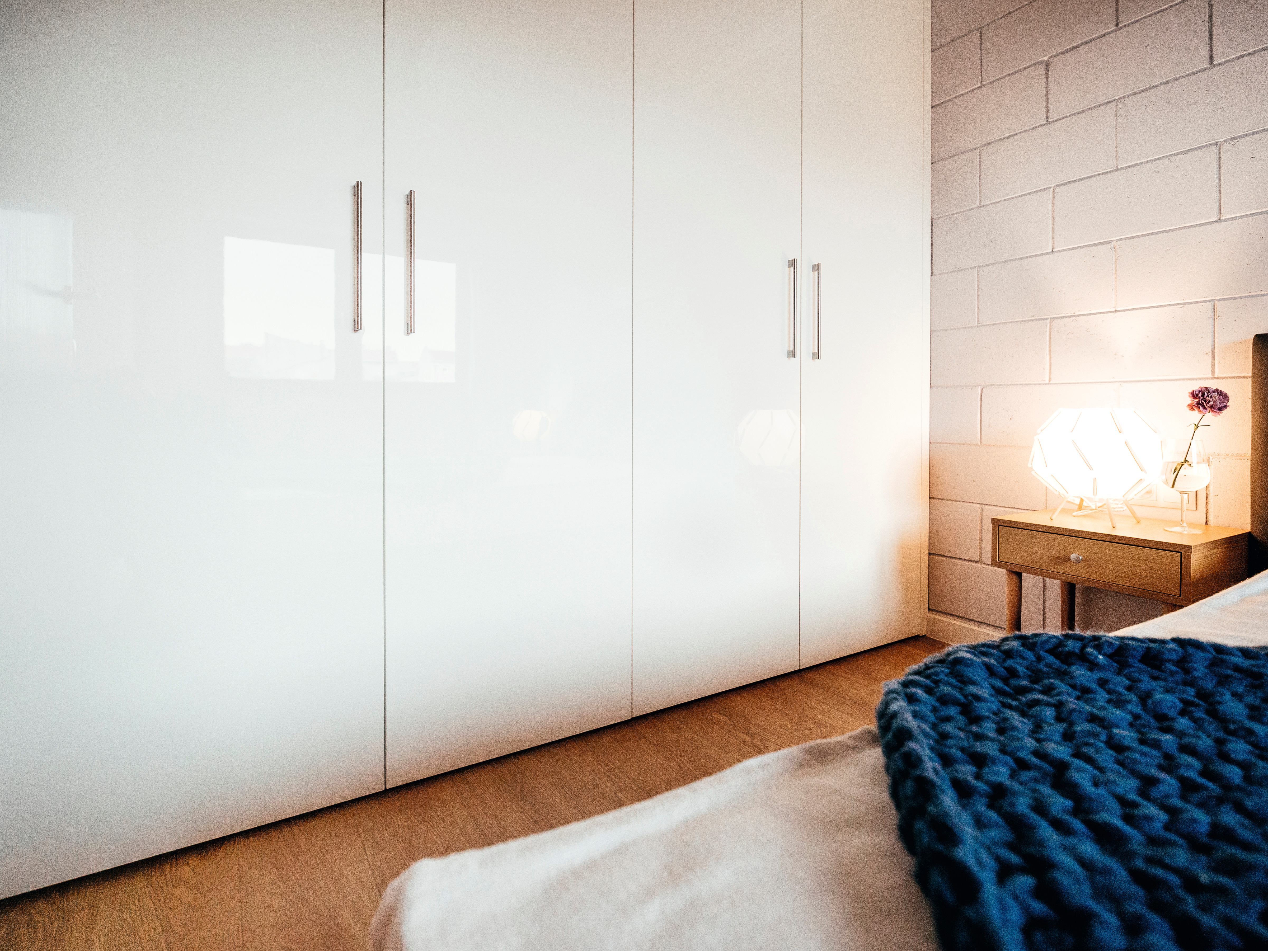 Завдяки поверхням PerfectSense Gloss спальня виглядає елегантно та затишно.