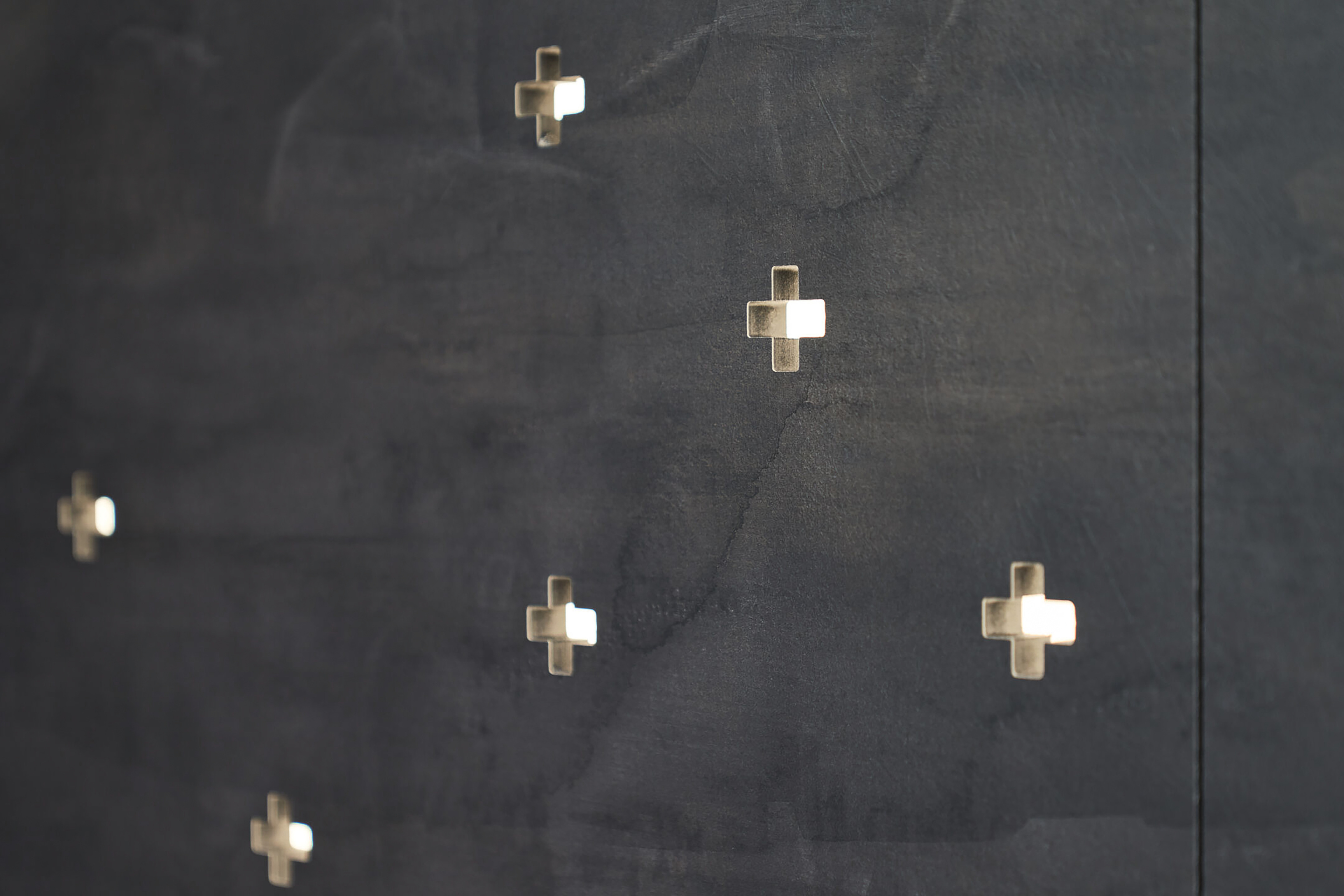 F628 ST16 Silver Grey Metal Slate | © Tom Fallon Photography
