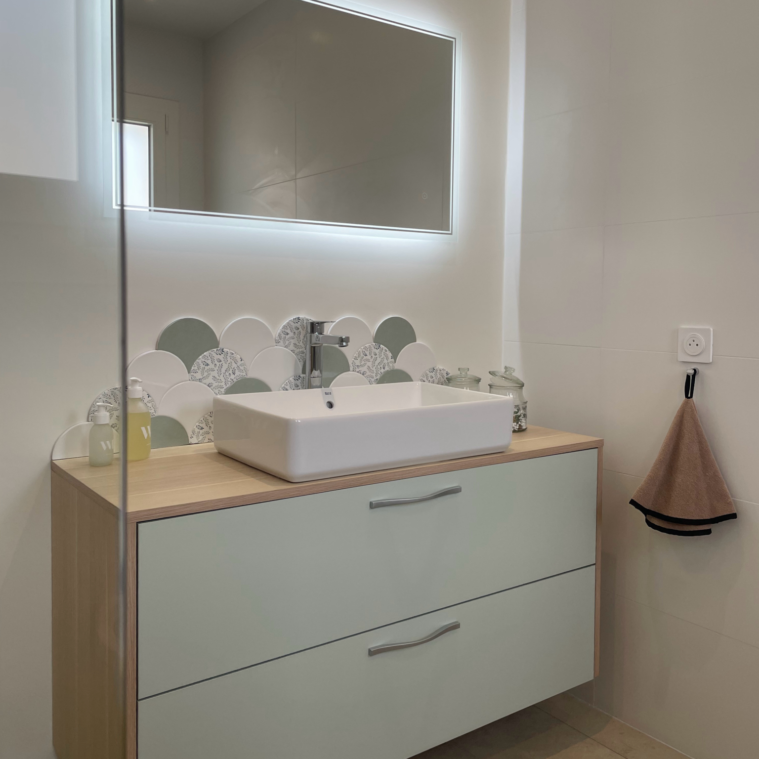 Salle de bain au style provençal, tons pastel Vert opale pour une atmosphère douce et élégante
