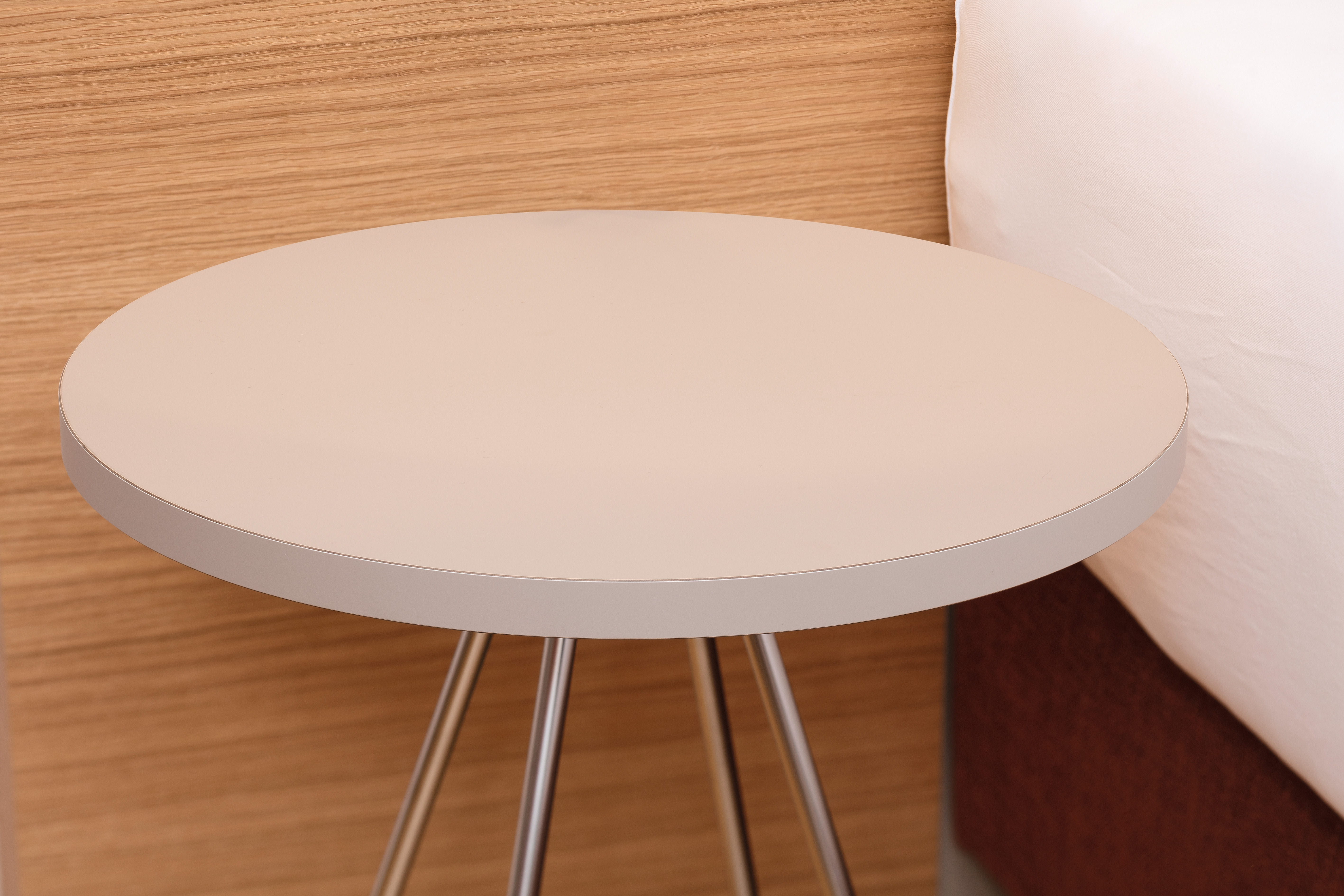 A superfície da mesa foi feita com o robusto termolaminado PerfectSense.
