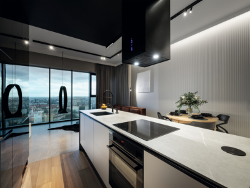 The U999 PG Black of the kitchen front adds more depth to the room. U708 PM Light Grey was used for the cabinet fronts of the kitchen island. The entrance door features the H3702 ST10 décor, and the wall cladding the H1714 ST19 Lincoln Walnut decor.