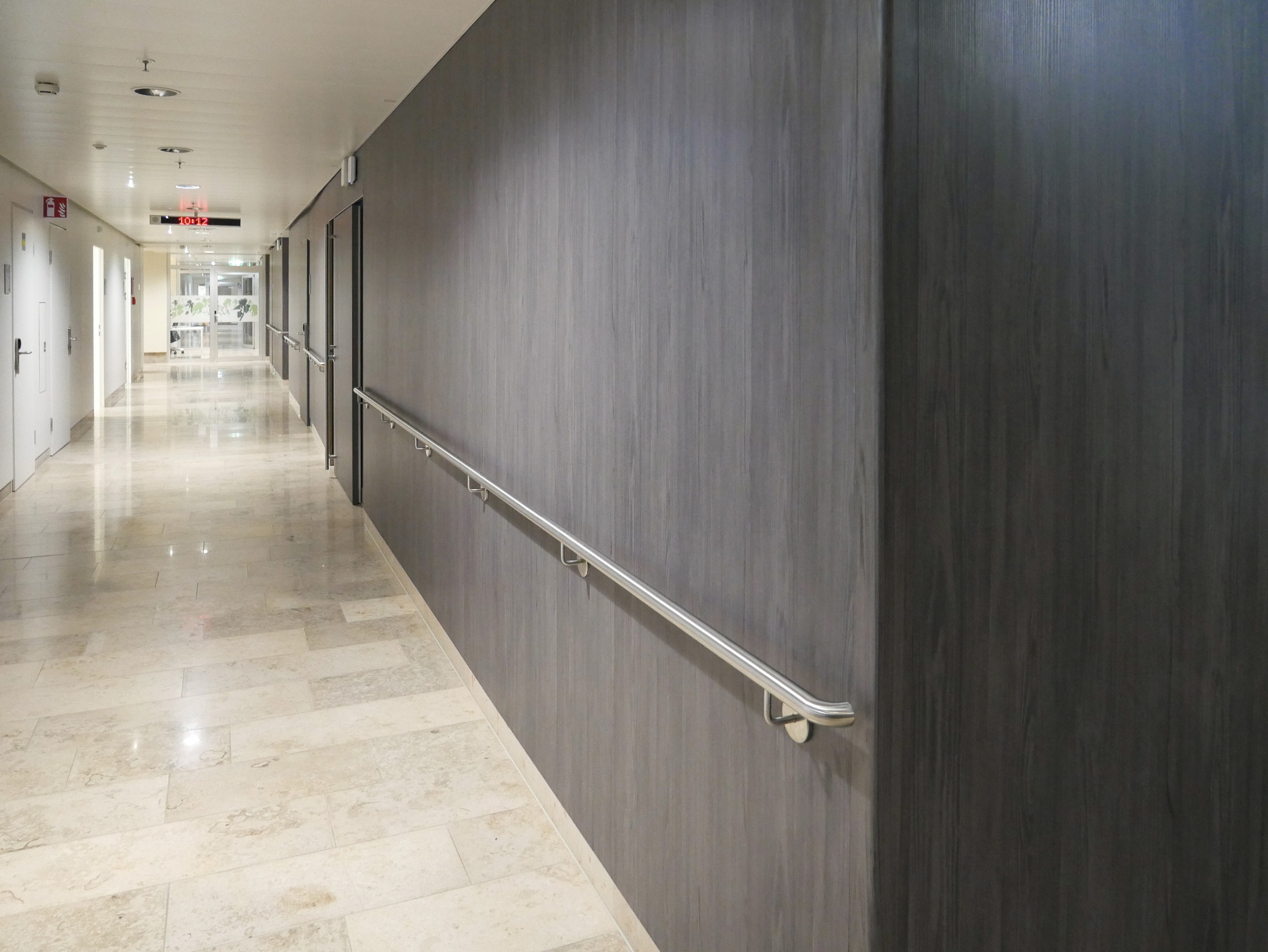 Stratifié compact Flammex, revêtements muraux dans un hôpital (Autriche)