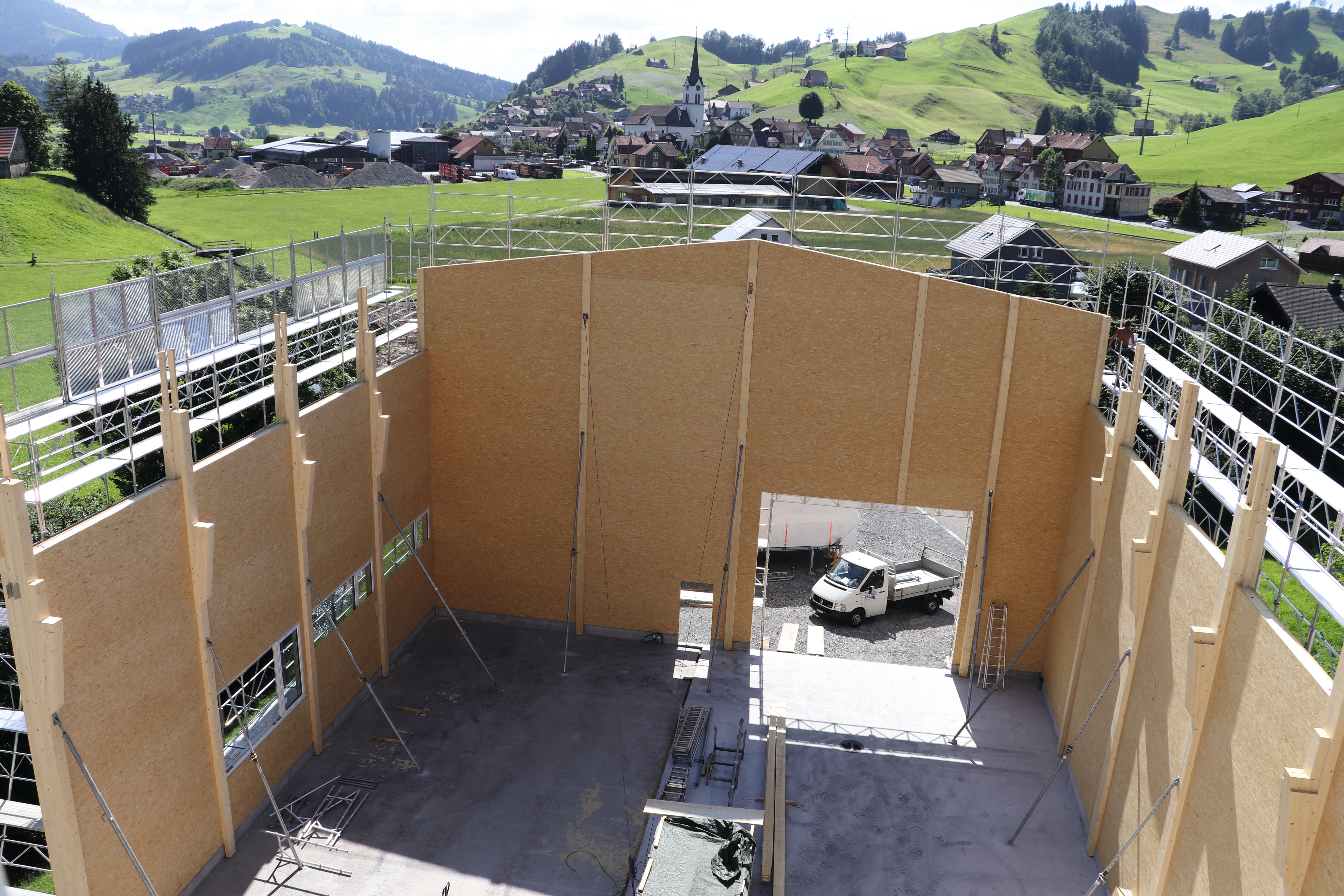 The main body is 40 m long and 20 m wide.