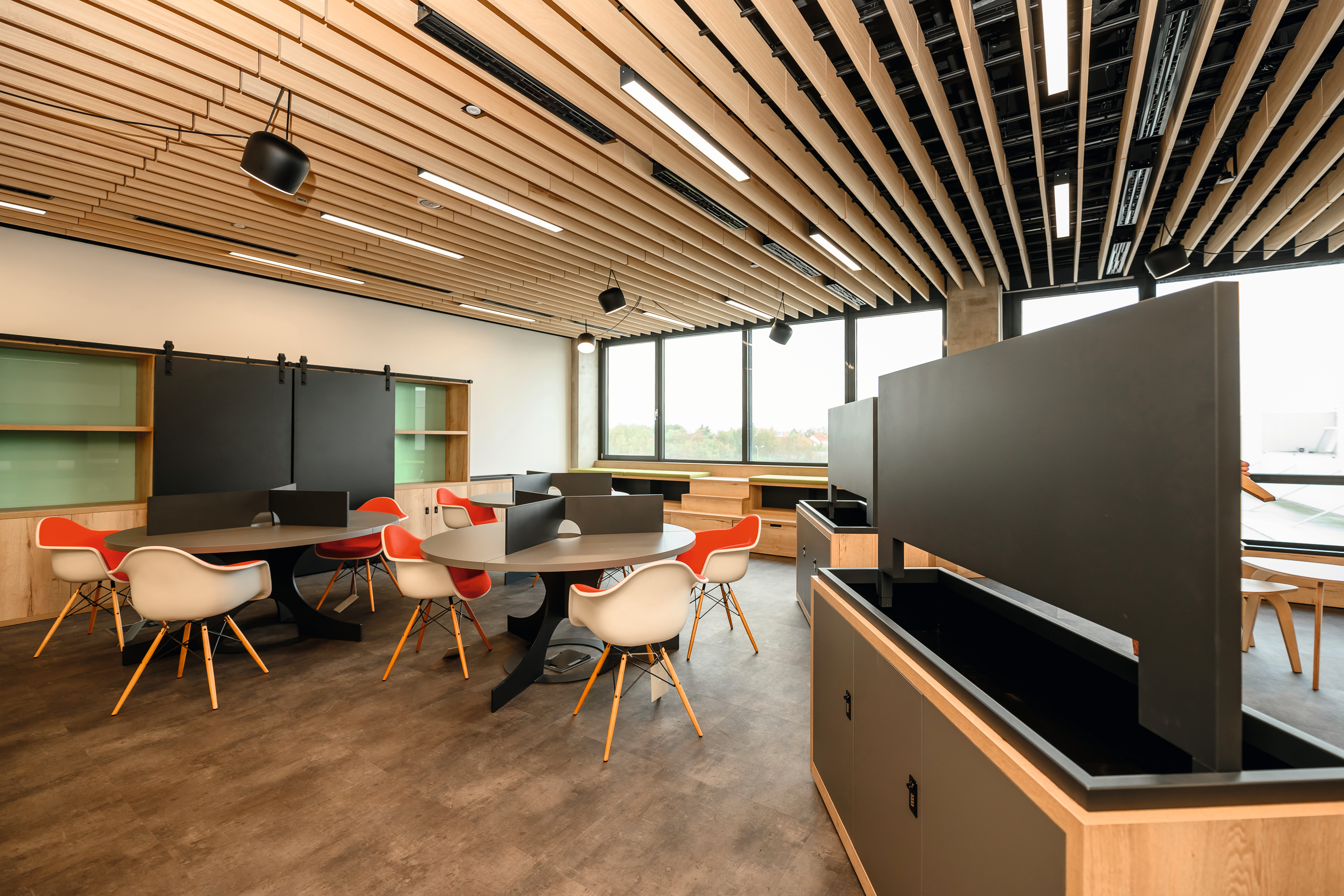 The open and airy dining area features screens to separate the space in Onyx Grey (U960 ST9). 