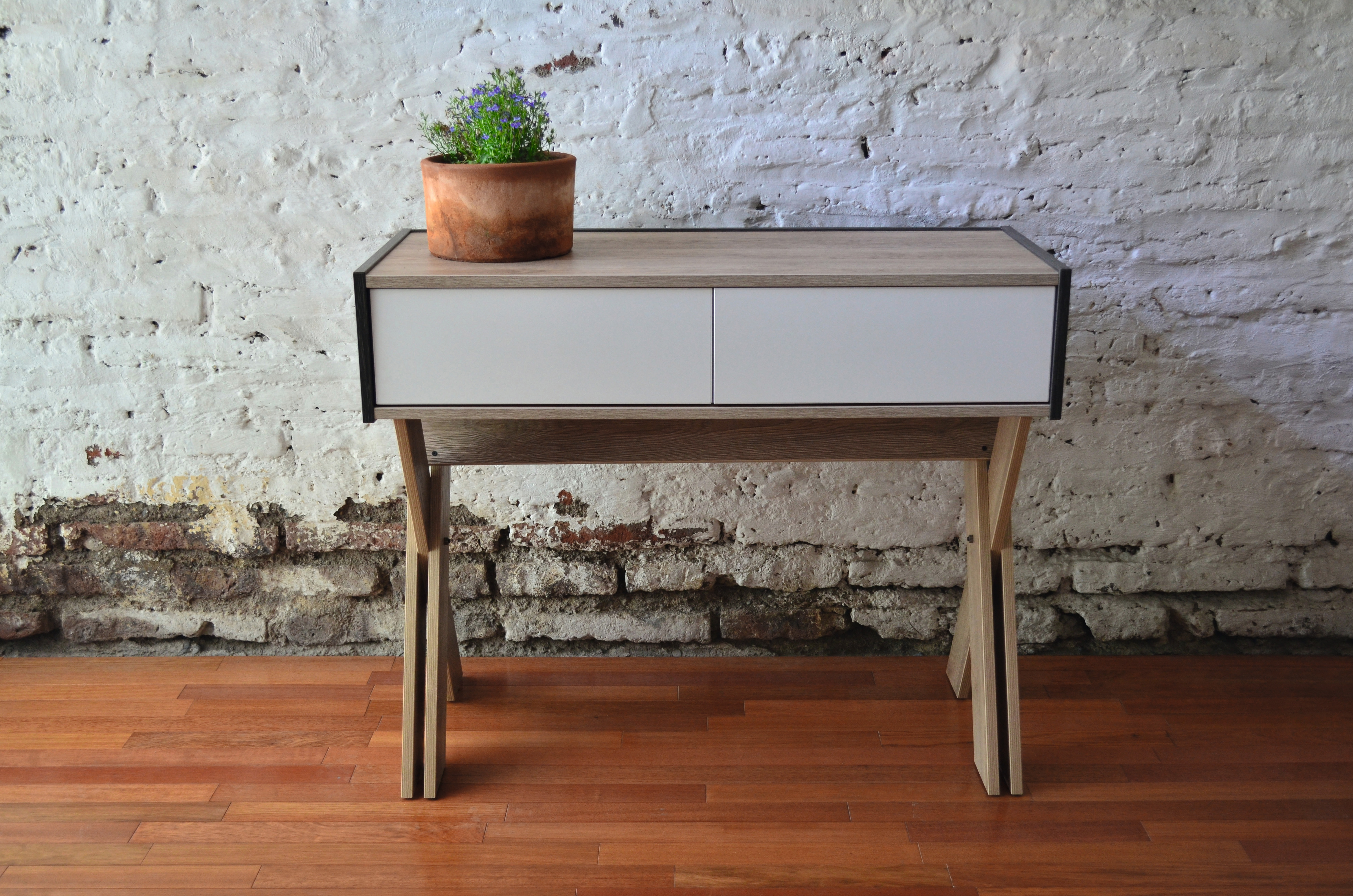 Liso y moderno: los cajones blancos contrastan con el efecto claro y oscuro del roble a la vez que la complementan.