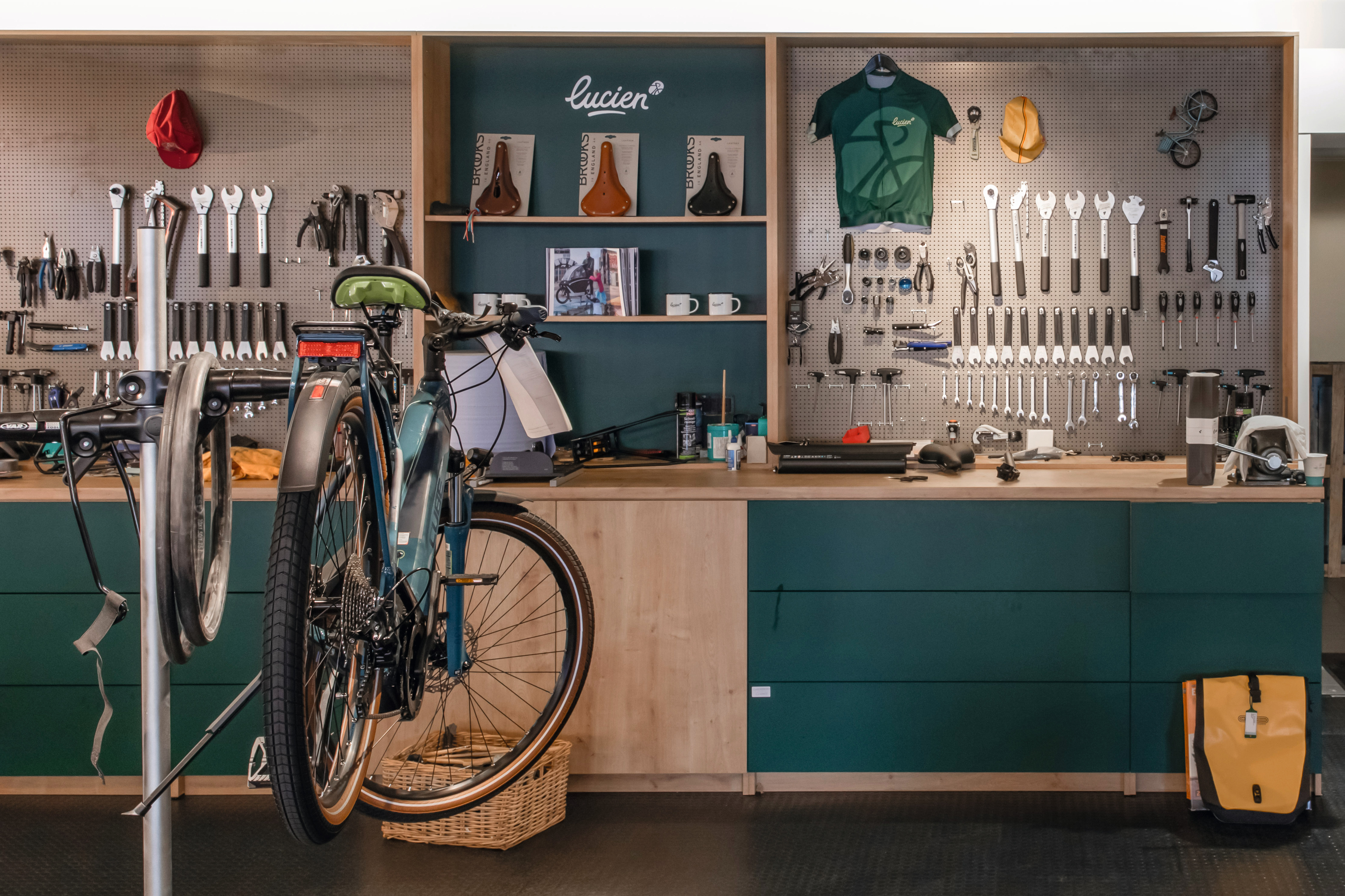 I clienti possono far riparare le proprie biciclette nel workshop.