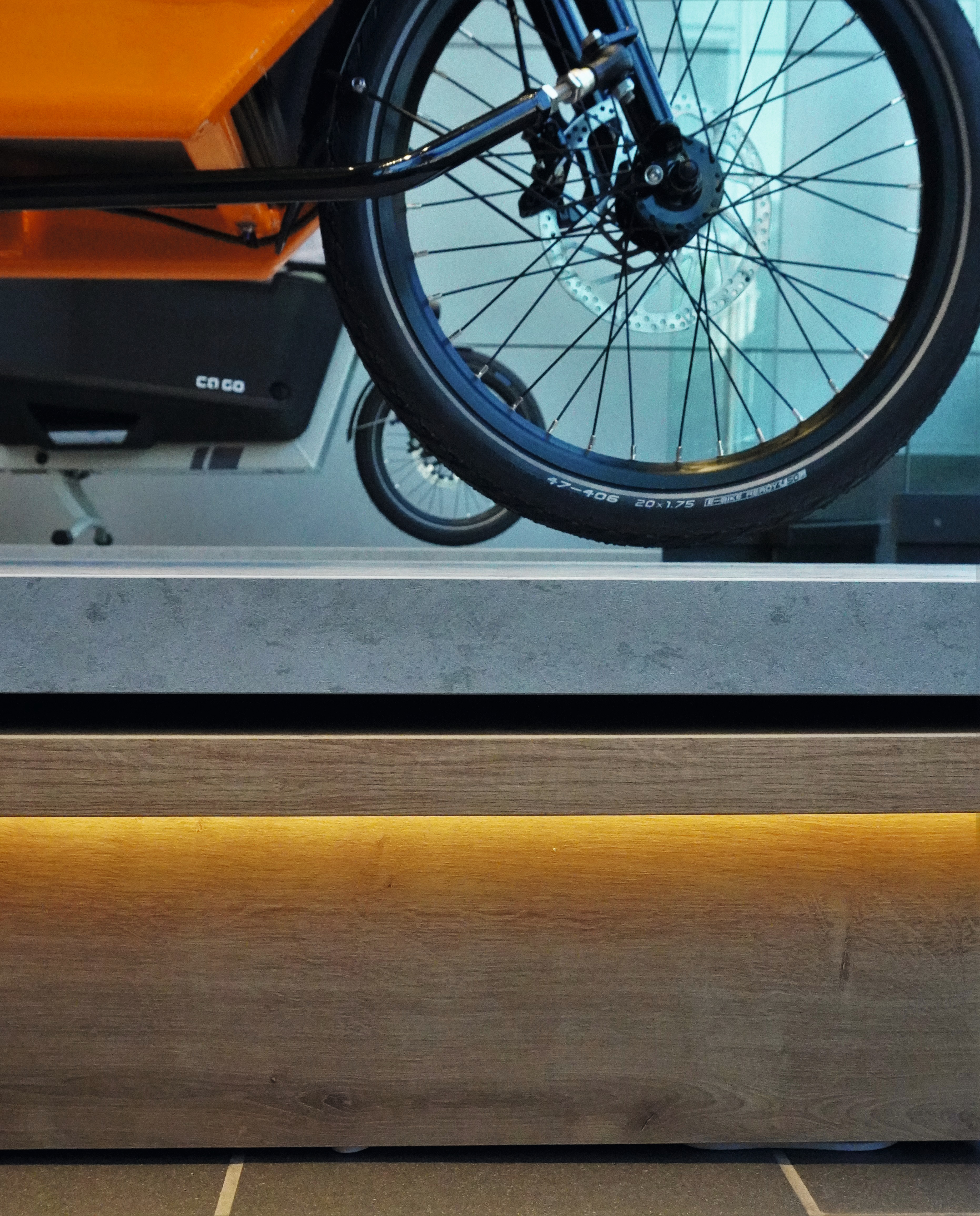 Alcuni piedistalli sono realizzati in F638 ST16 Chromix argento e H3303 ST10 Rovere Hamilton. 