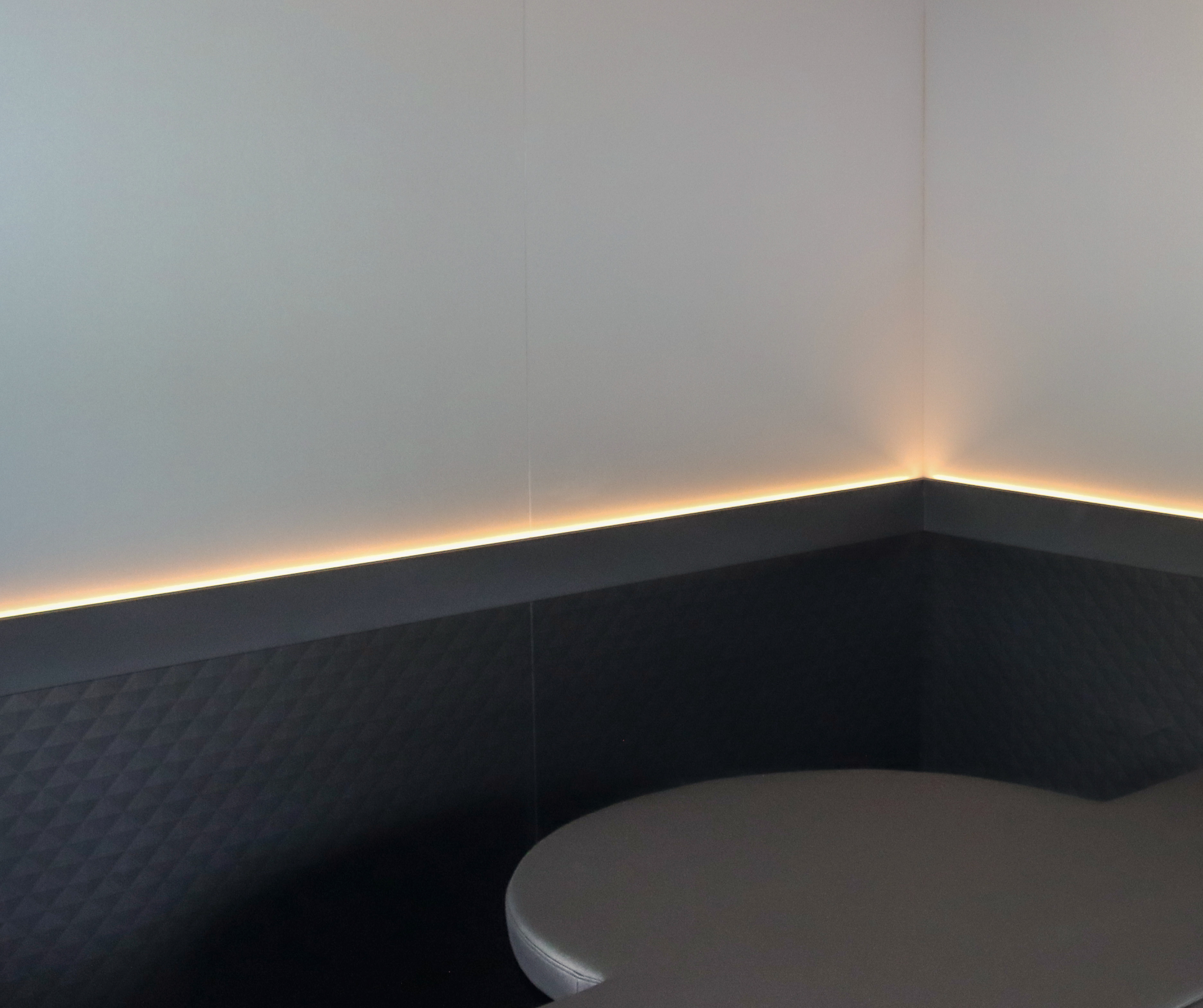 Das neue Büro für das Sportdiagnostikzentrum in Fuschl am See setzte auf simple Designs und monochrome Farben.