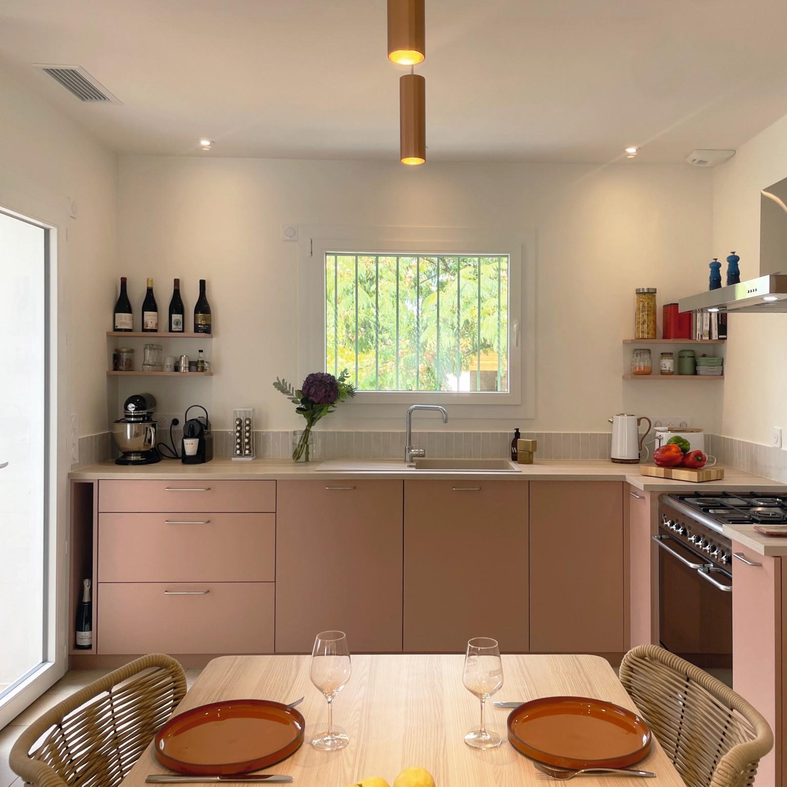 Cuisine au style provençal conçue par Emilie Fustier, avec des tons pastel comme Nude abricot et Vert opale