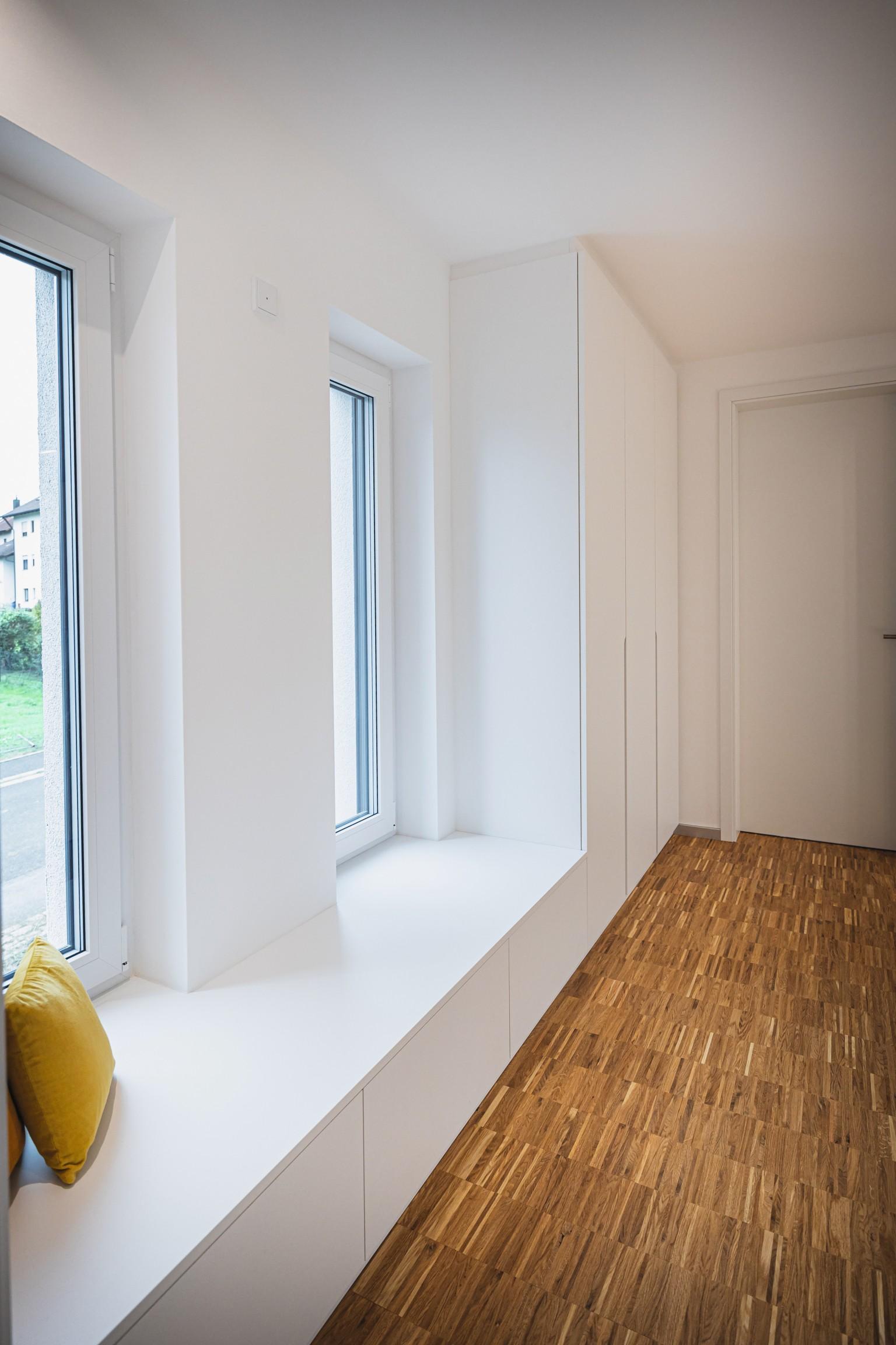 Ein besonderer Rückzugsort ist die einladende Fenstersitzbank in W1000 ST9.