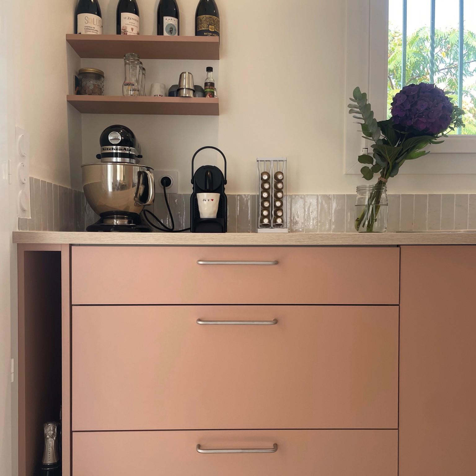 Intérieur de cuisine élégante dans une maison provençale, palette douce avec nuances Nude et Vert opale