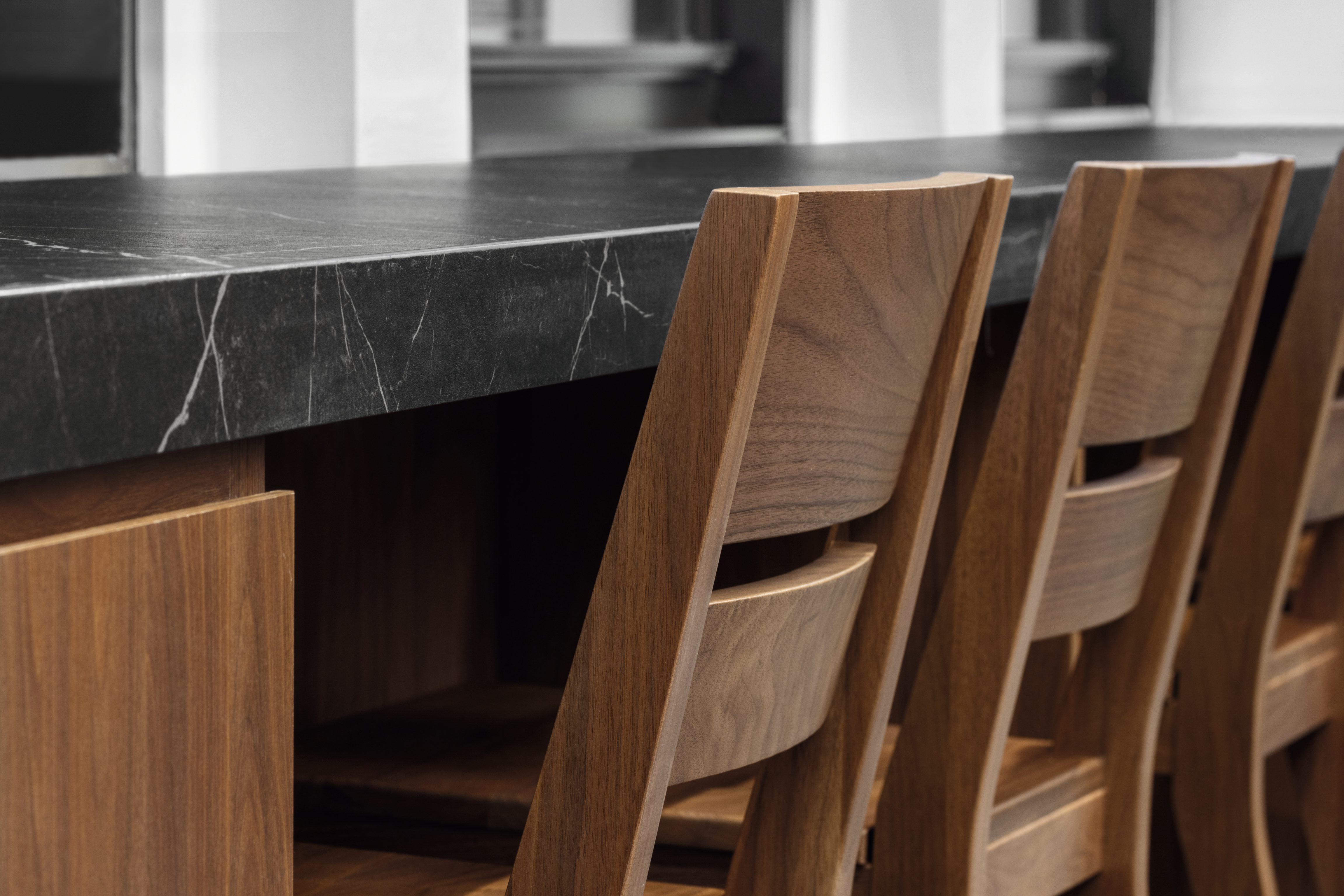 H3791 ST12 Auburn Carini Walnut seating highlights the material’s warm character. 