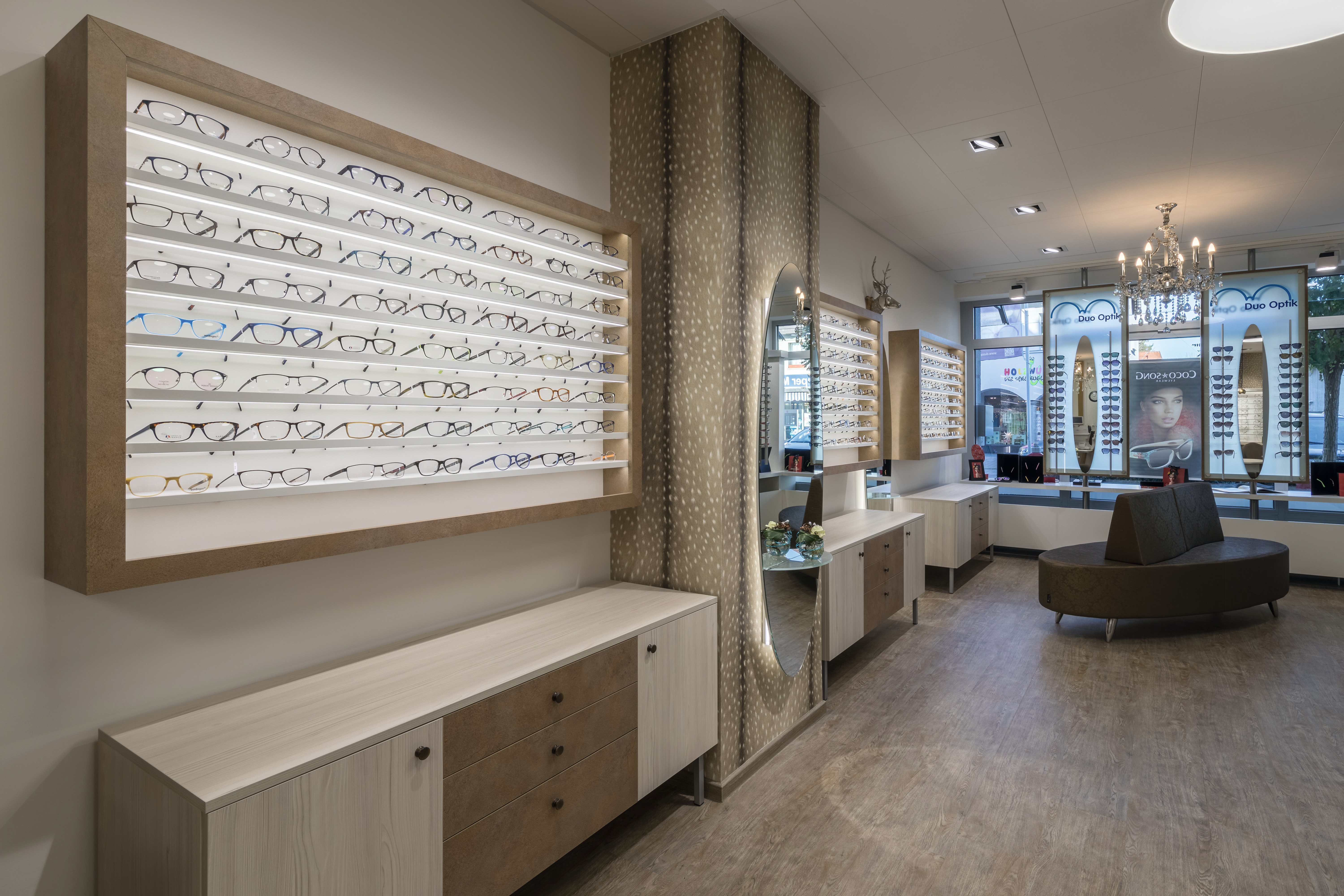 符合Duo Optik眼镜店风格的优雅室内设计