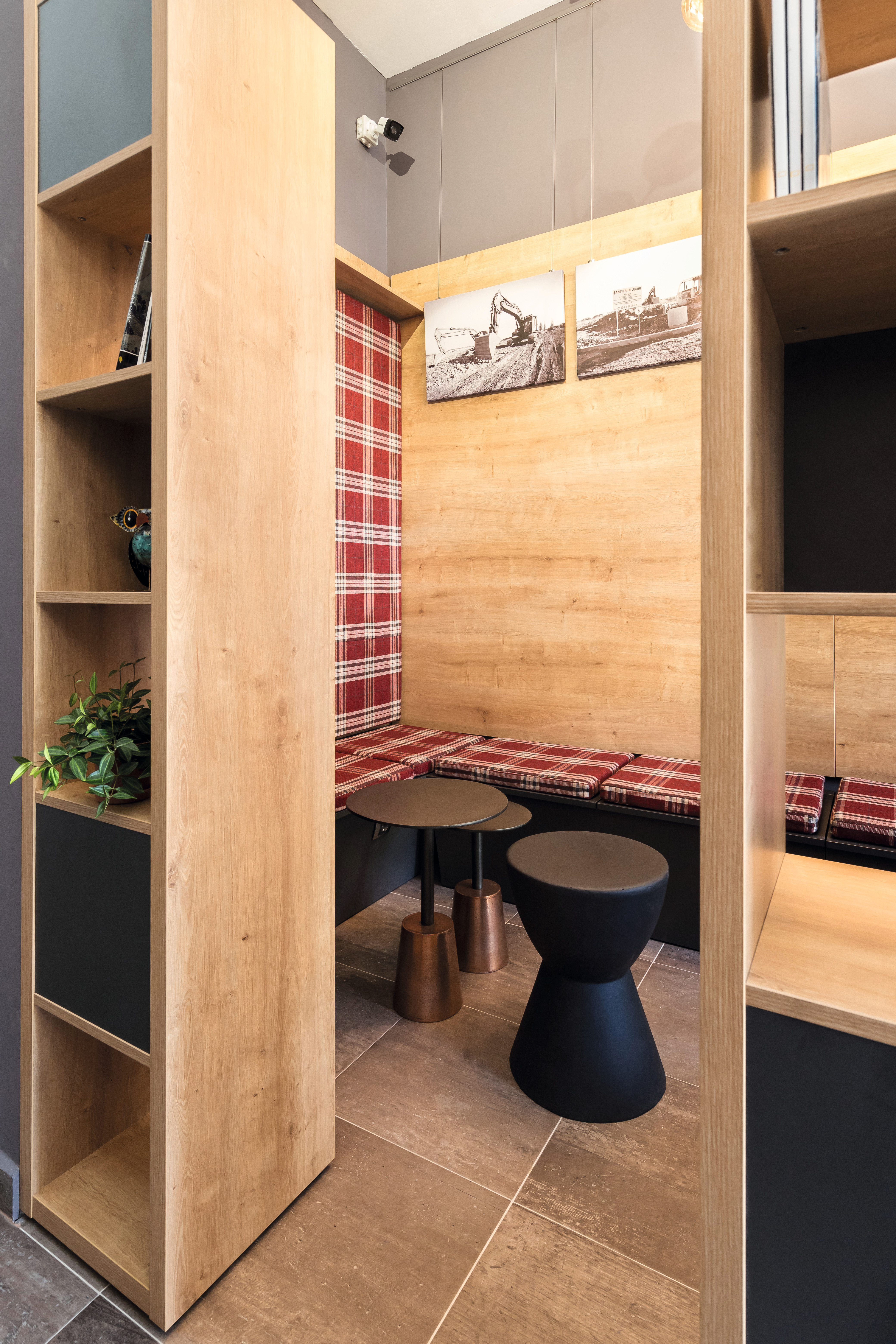 H3303 ST10 Natural Hamilon Oak is used here to create the feeling of privacy.
