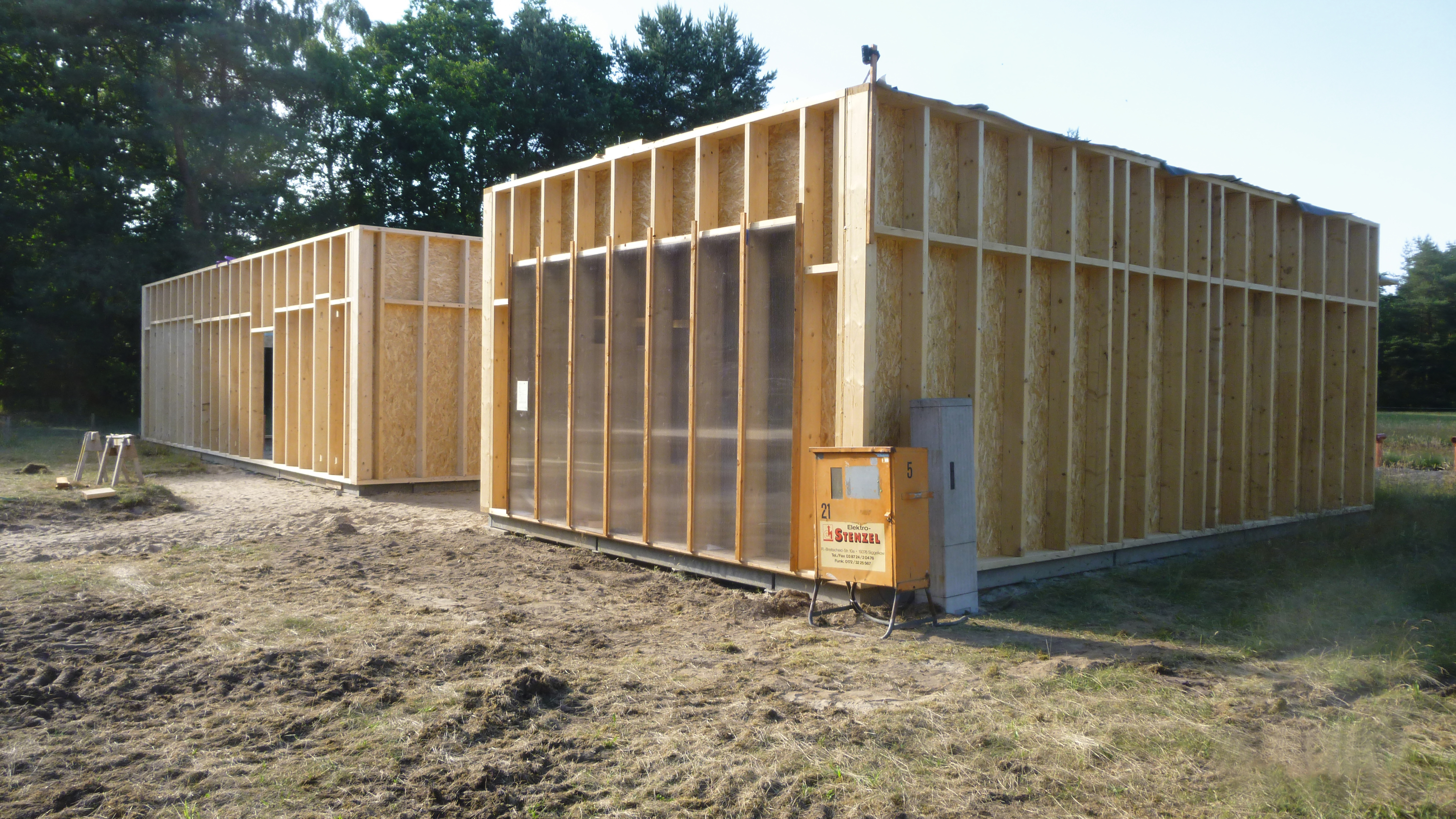 The carcass of the two residential units of 100 m² and 50 m² erected.