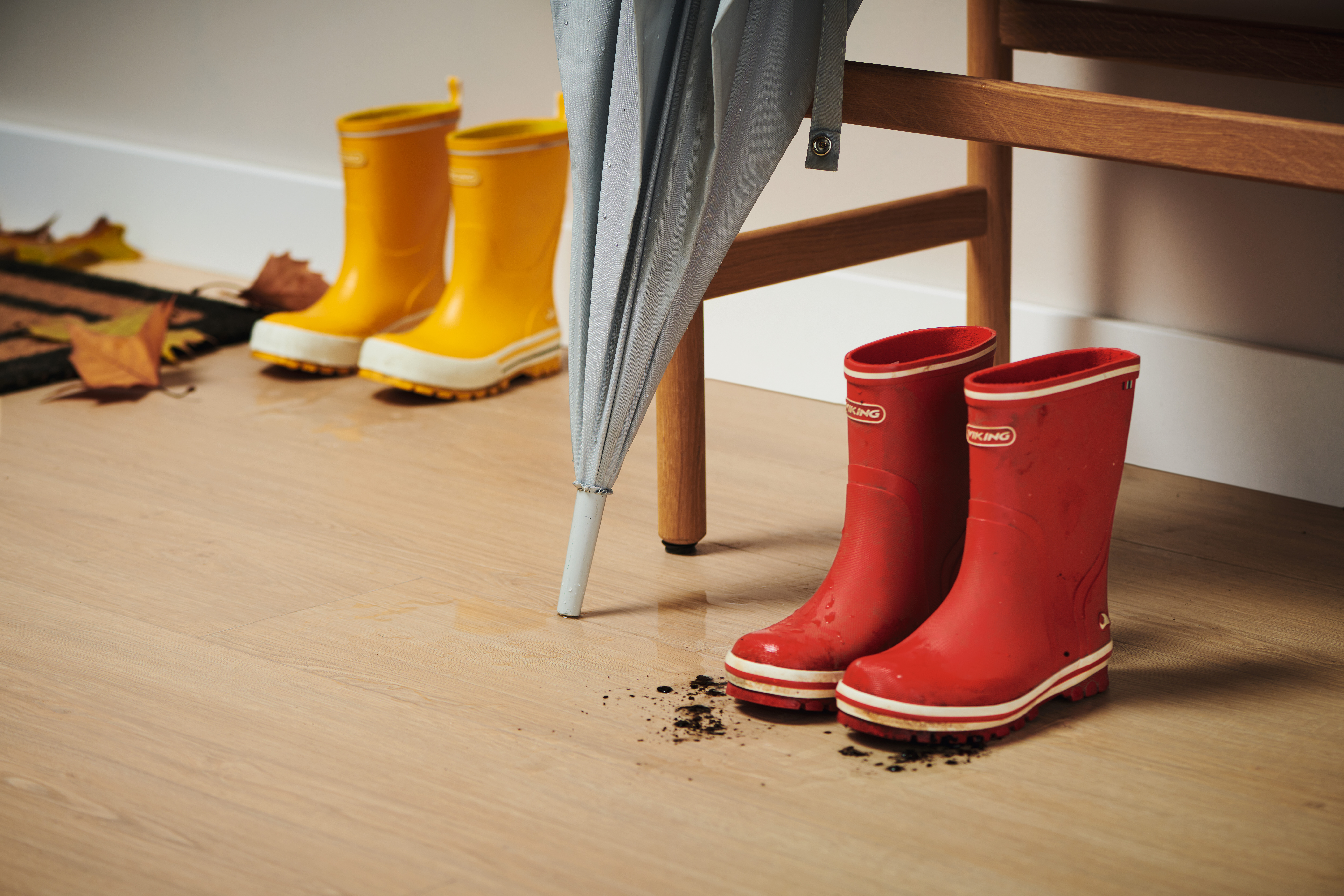 Bottes en caoutchouc pleines de boue dans un couloir avec revêtement de sol stratifié EGGER Aqua Clic it!