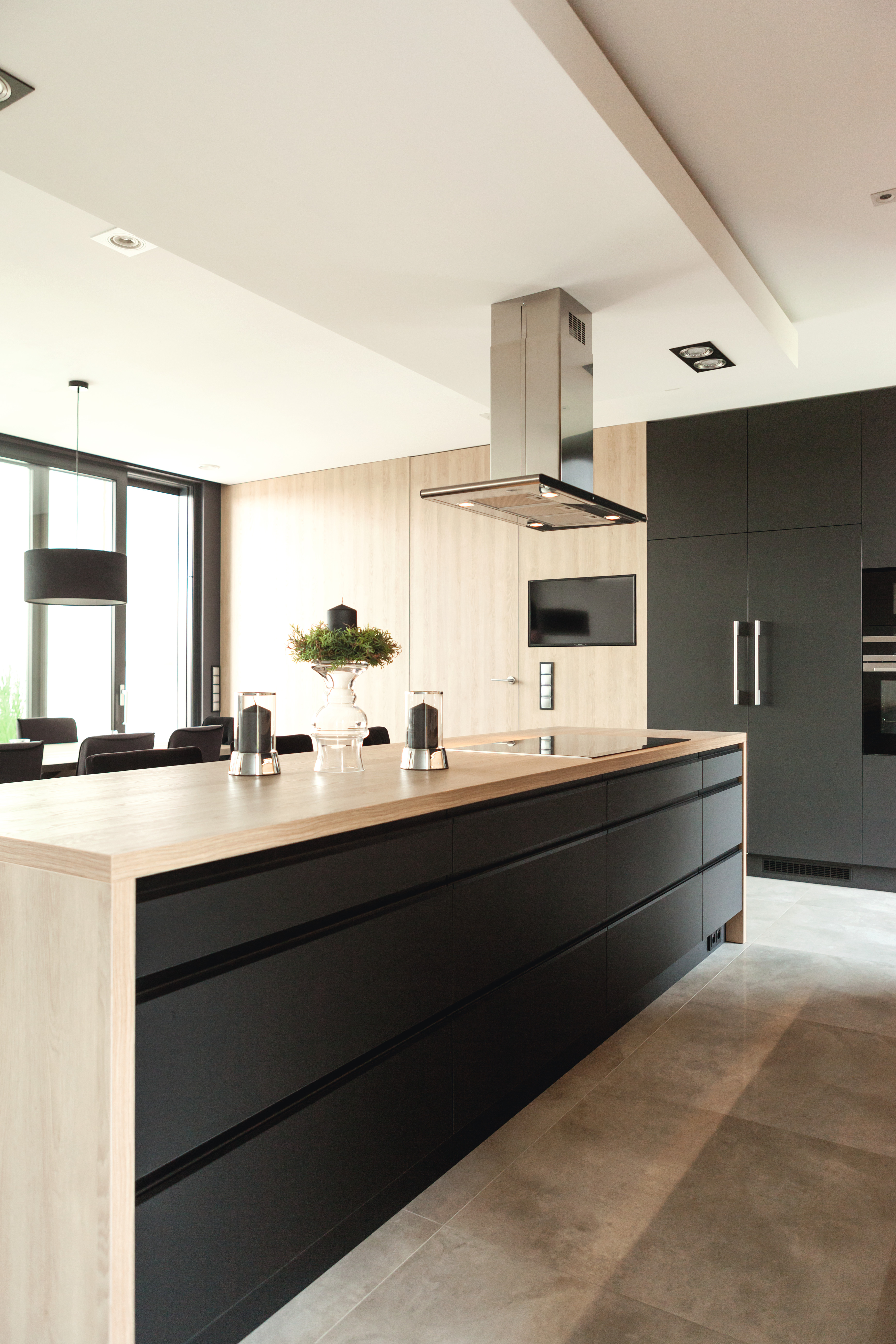 The U999 PM Black in PerfectSense Matt is in harmony with the naturalness of the H3309 ST28 Sand Gladstone Oak.