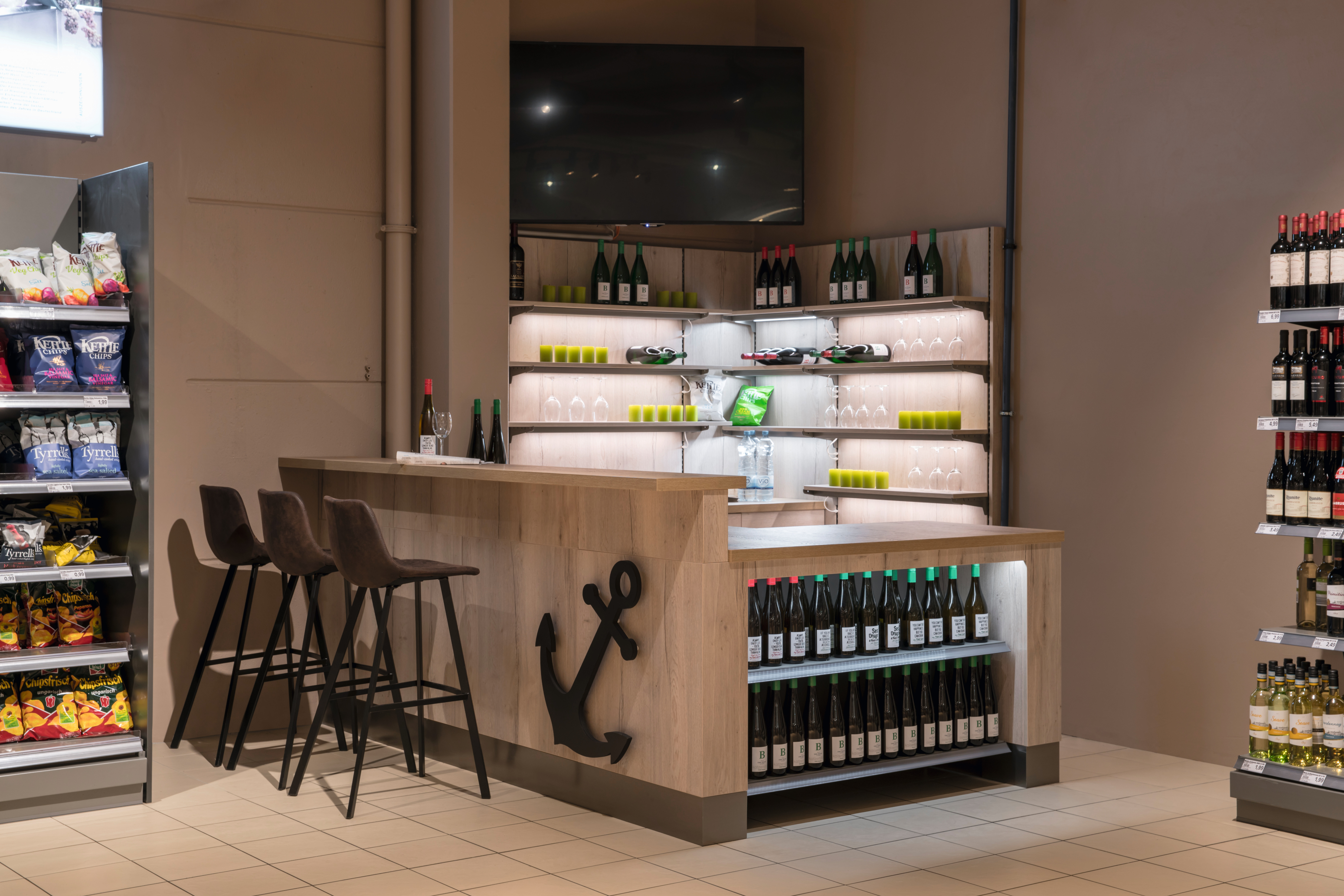 Un piacevole drink su H1180 ST37 Rovere Halifax naturale e H1176 ST37 Rovere Halifax bianco.