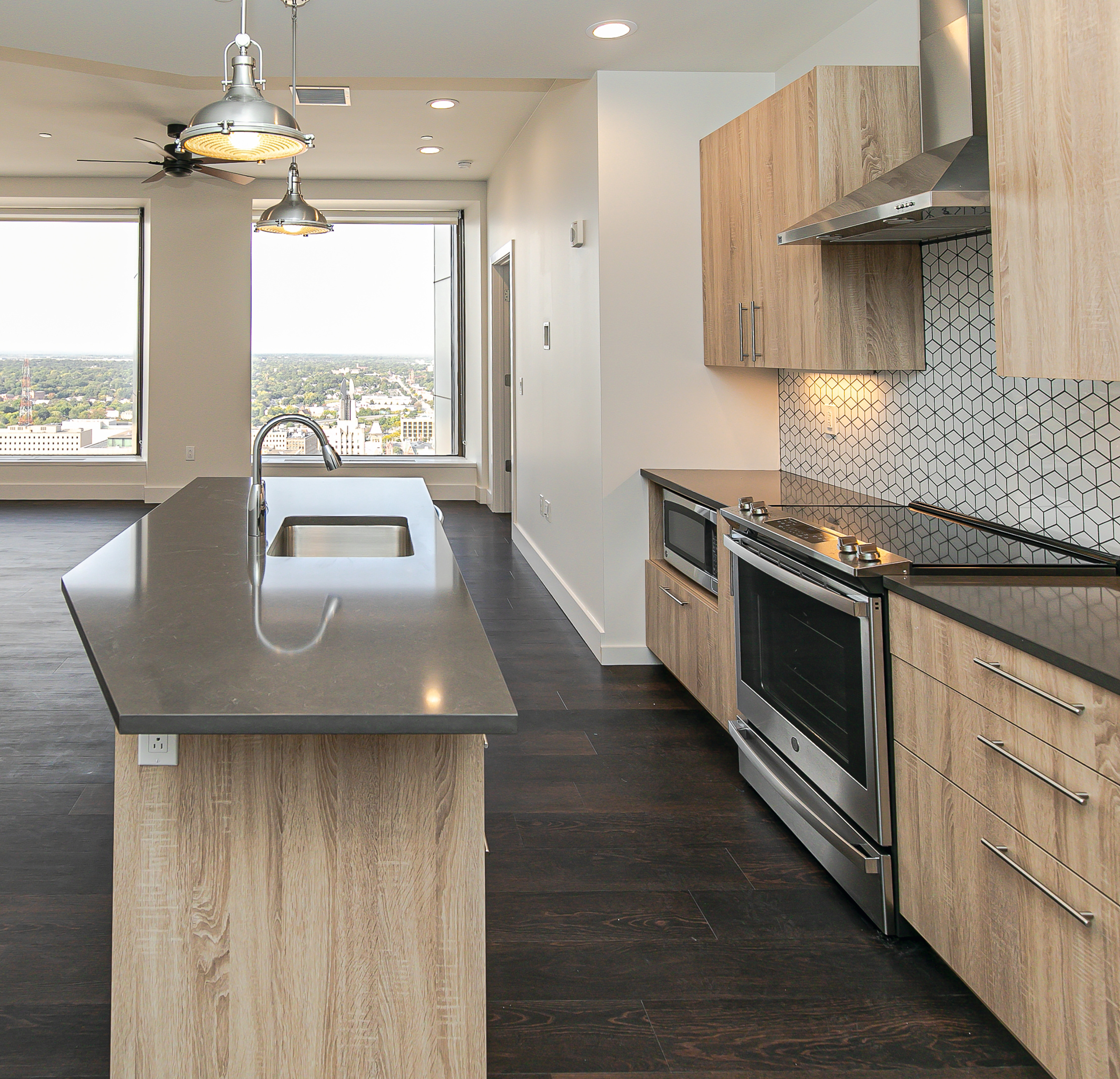 H1145 ST10 Natural Bardolino Oak in a Metropolitan kitchen