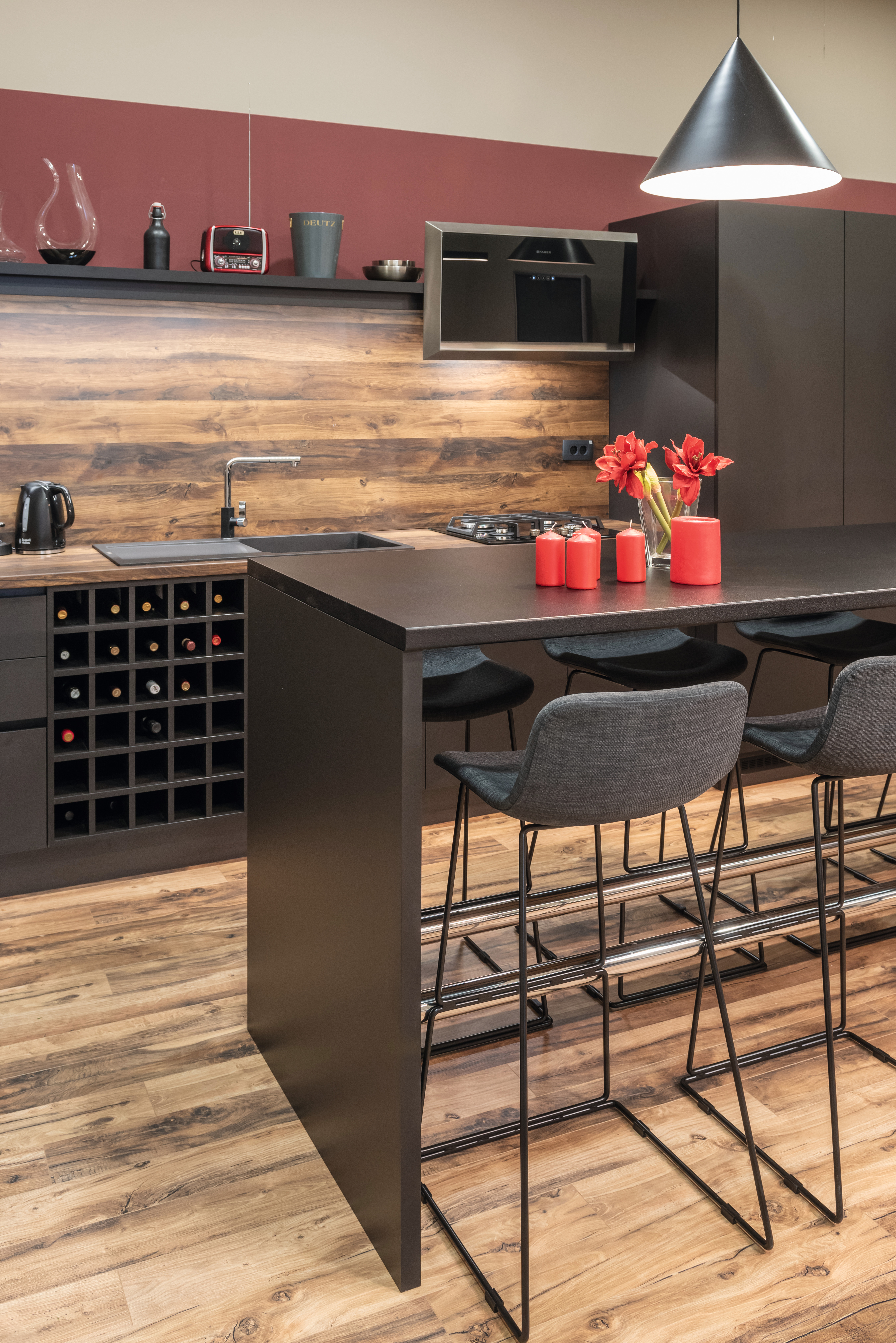 Dark and wood decors combined for a distinct look: additional seating area with counter surface in U999 ST89 postforming worktop © EGGER