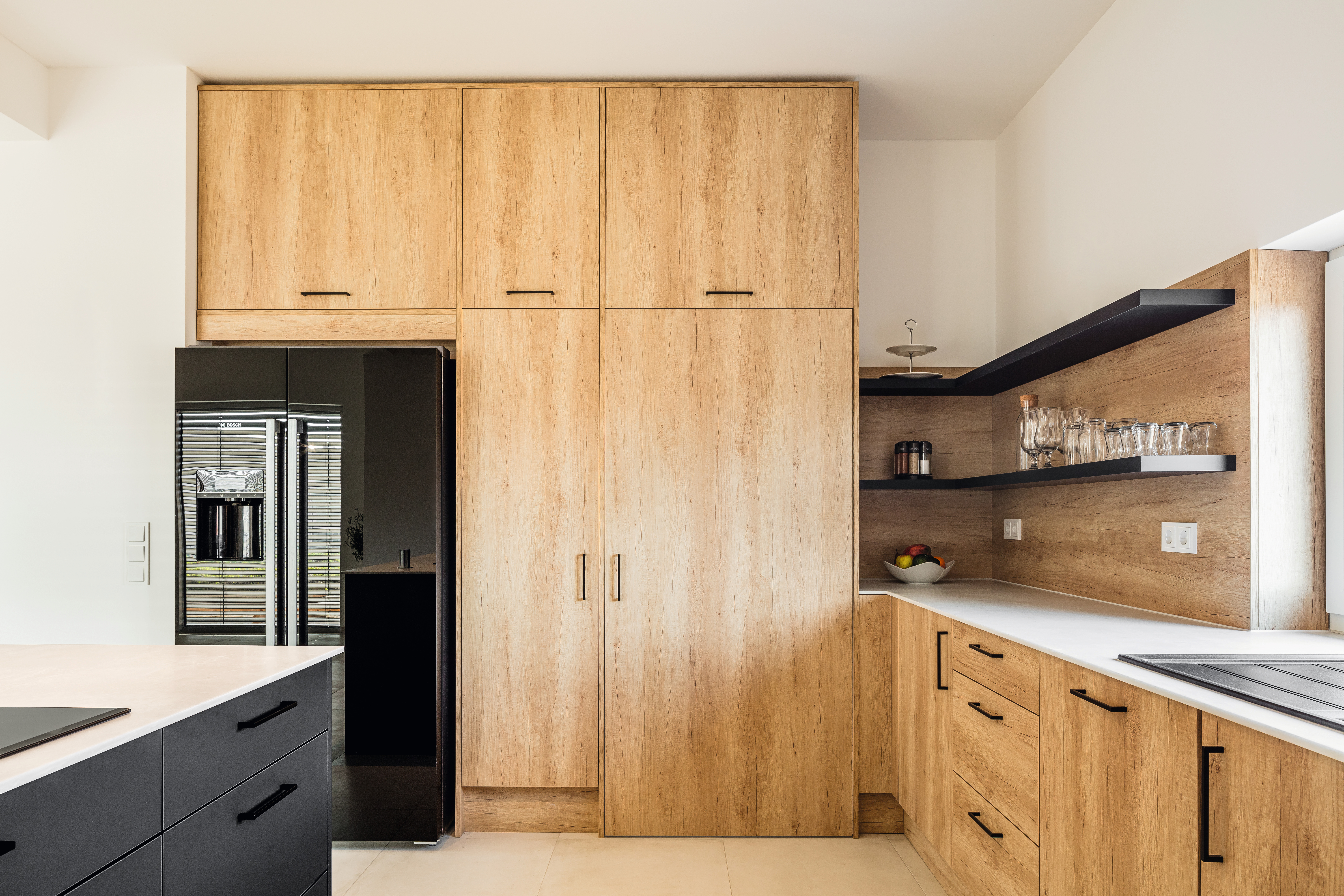 For large surfaces, H3331 ST10 Natural Nebraska Oak is particularly effective.