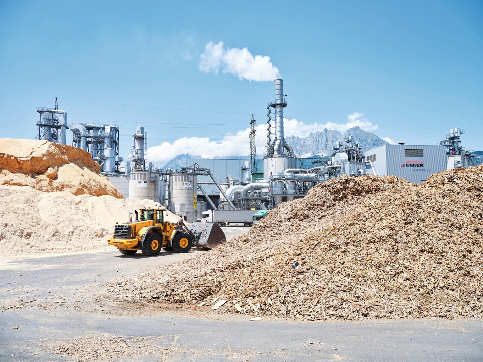 Vue de l'usine EGGER avec, au premier plan, les gammes de bois utilisés pour la production de panneaux